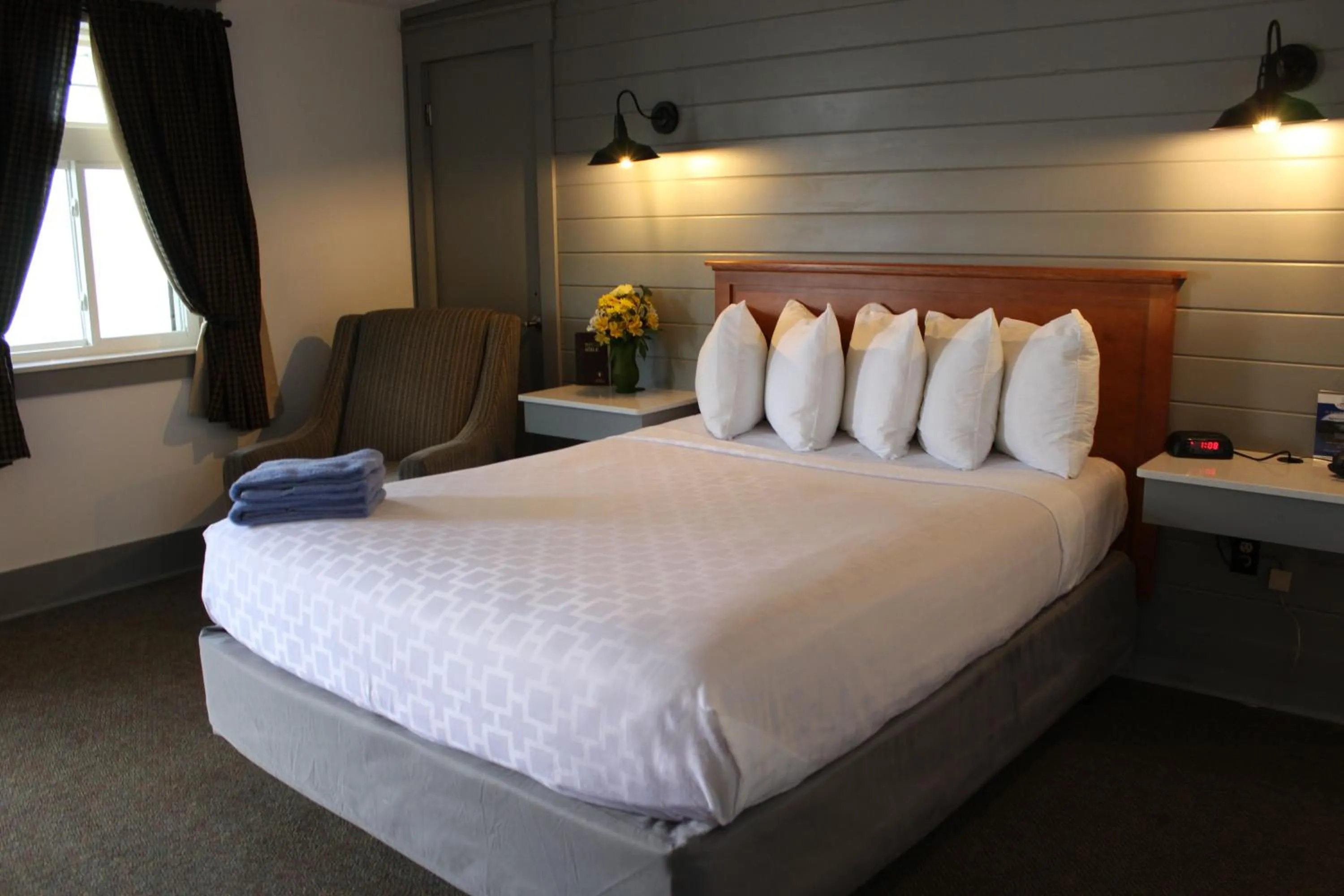 Bedroom, Bed in Canyon Motel