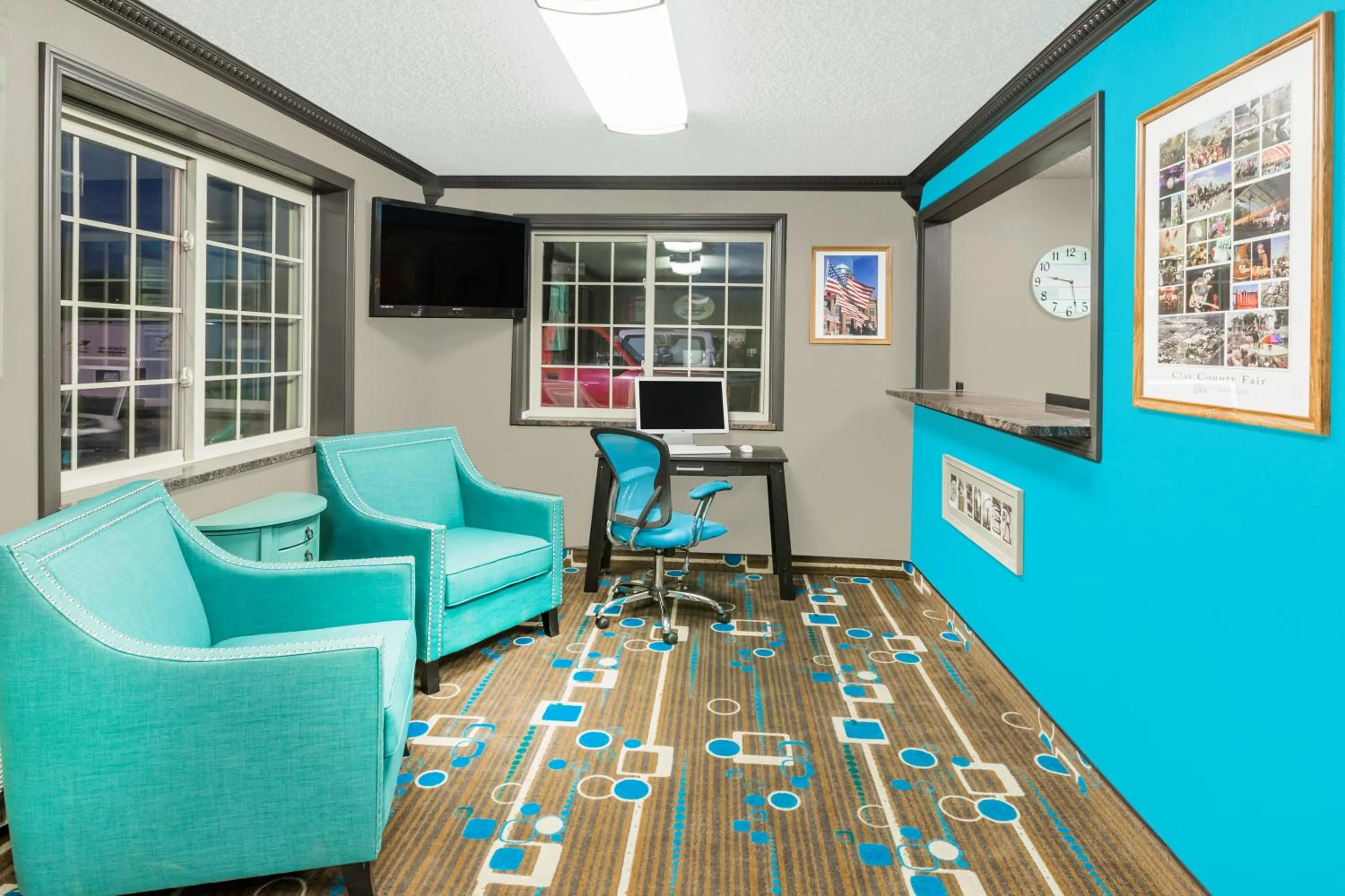 Lobby or reception, Lounge/Bar in Super 8 by Wyndham Spencer