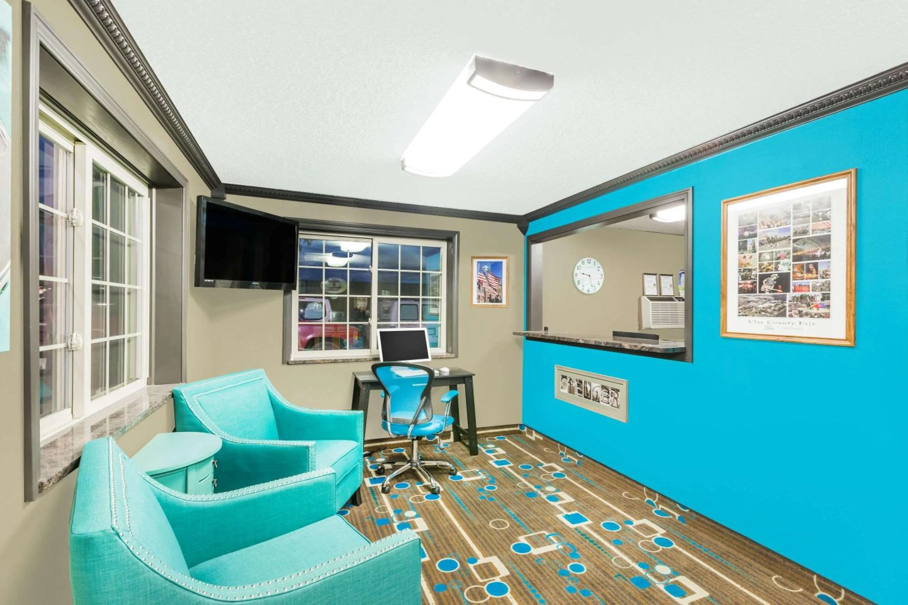 Lobby or reception, Seating Area in Super 8 by Wyndham Spencer