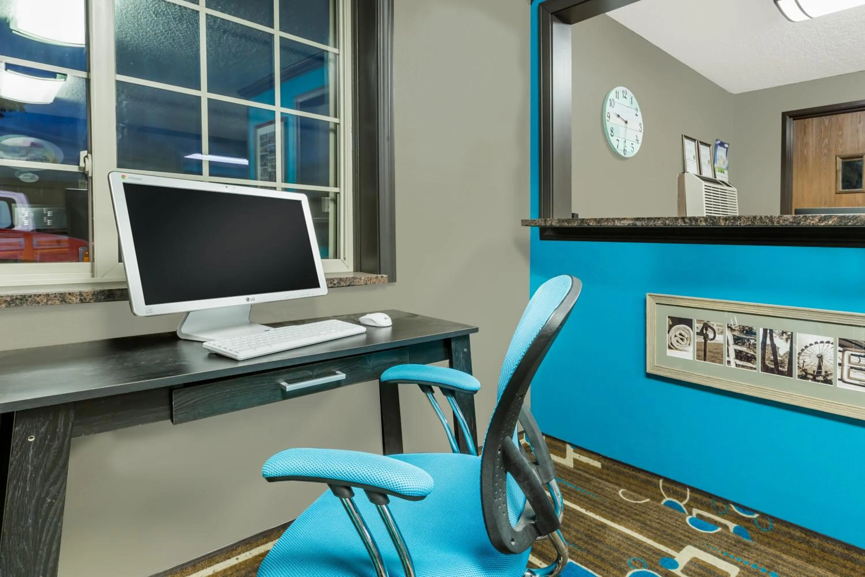 Lobby or reception, TV/Entertainment Center in Super 8 by Wyndham Spencer