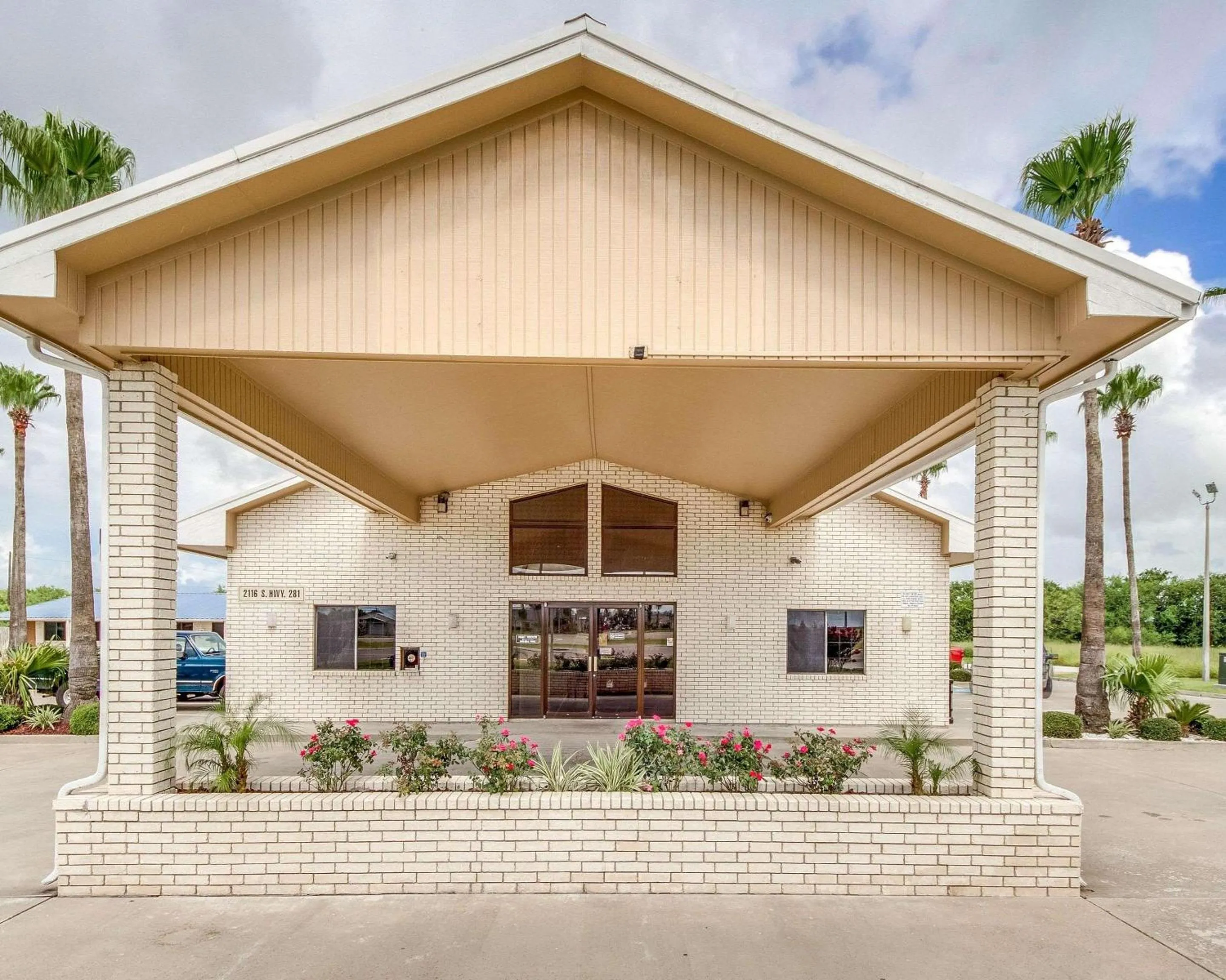 Property building in Econo Lodge Falfurrias Hwy 281