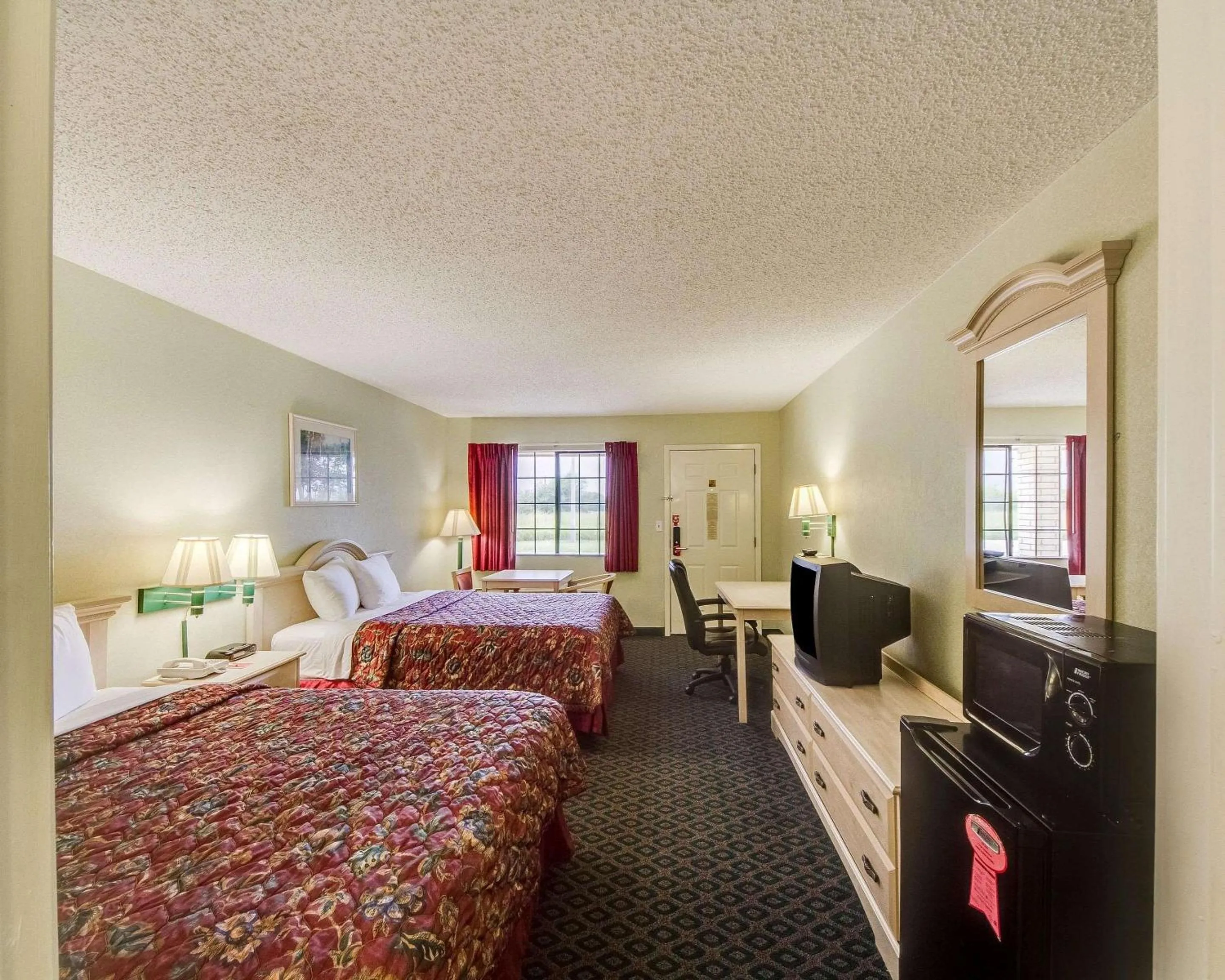 Photo of the whole room, Bed in Econo Lodge Falfurrias Hwy 281