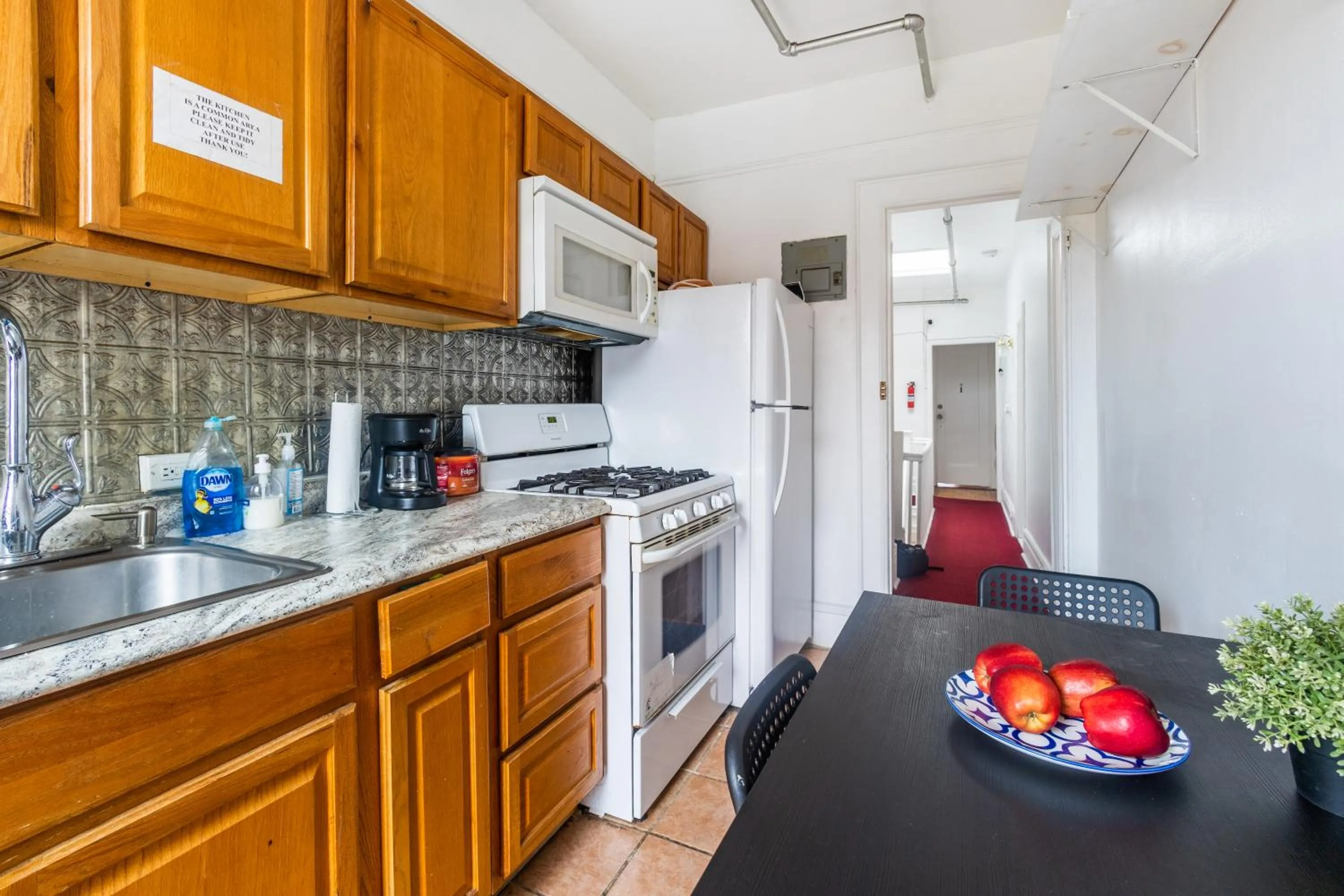 Kitchen or kitchenette in KLO Guest House