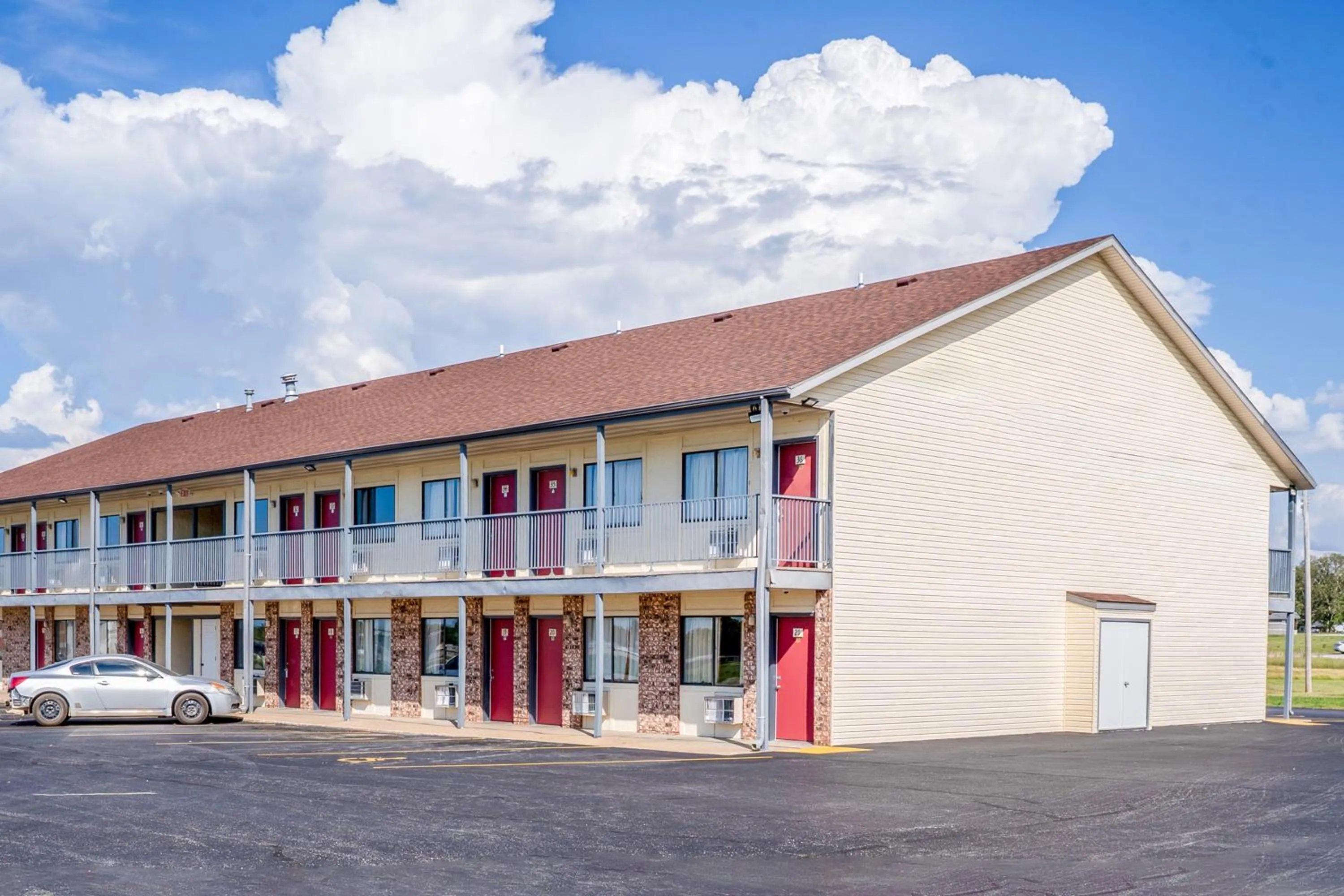 Facade/entrance in Capital O Aurora Inn Monett US 60