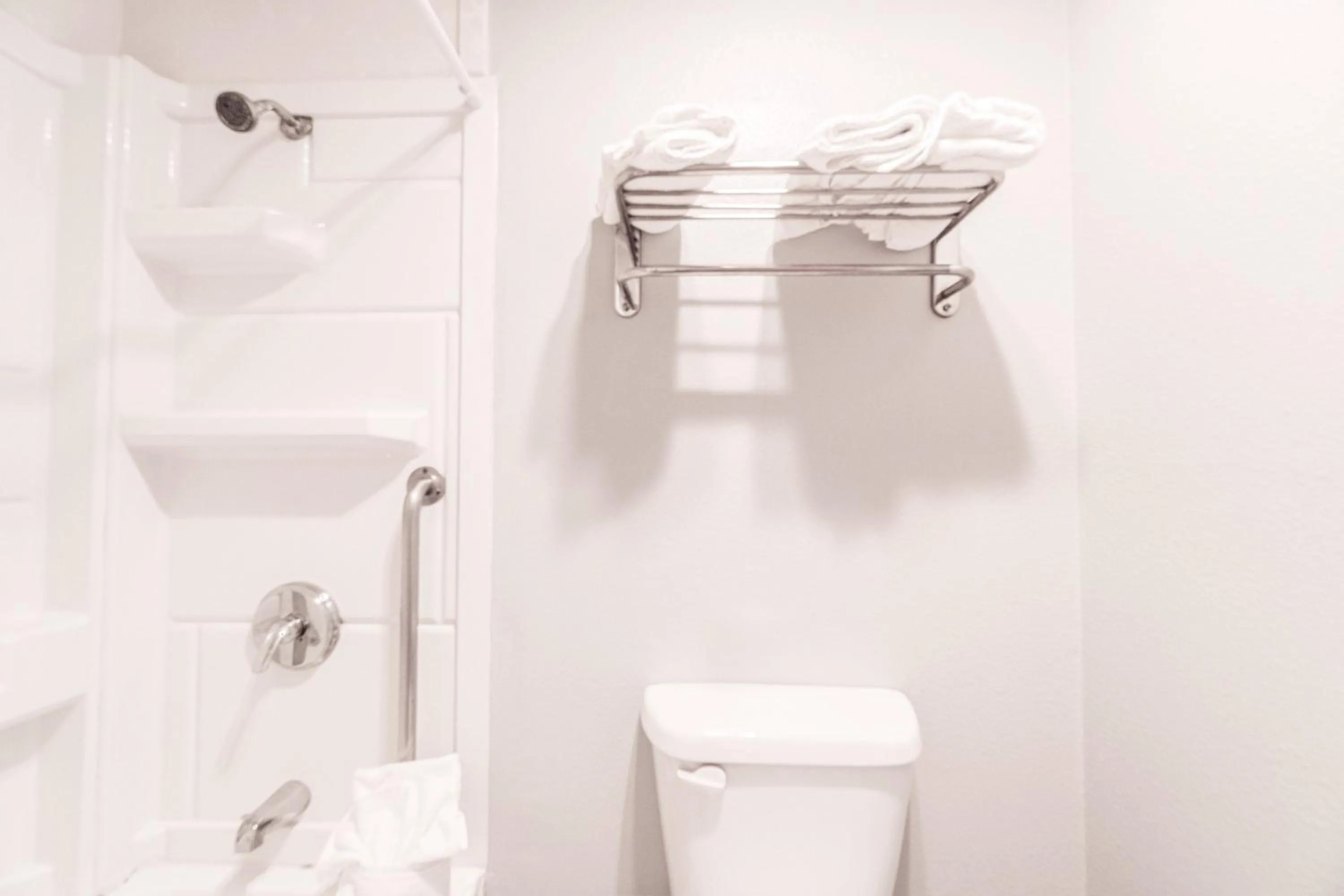 Bathroom in Capital O Aurora Inn Monett US 60