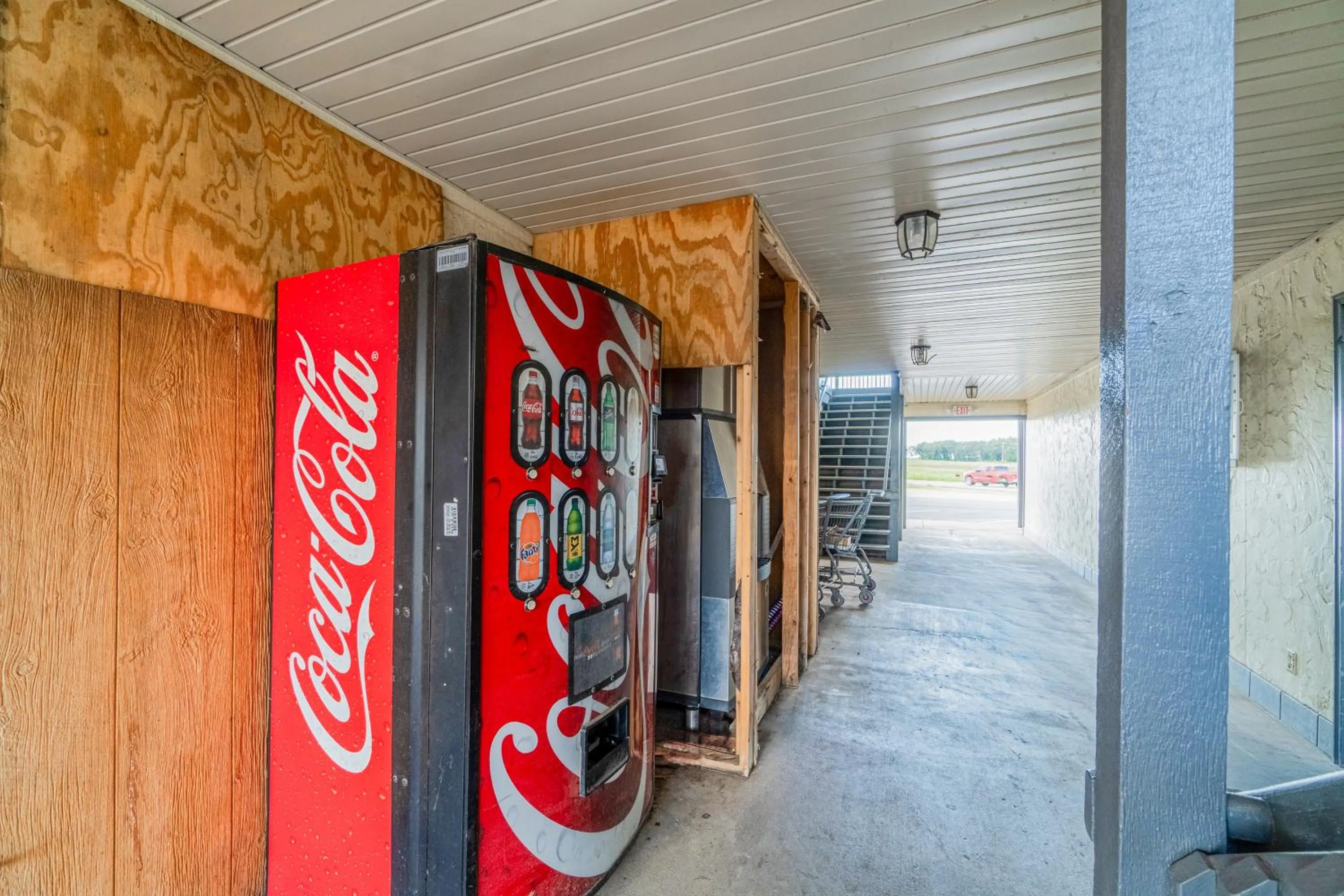 vending machine in Capital O Aurora Inn Monett US 60