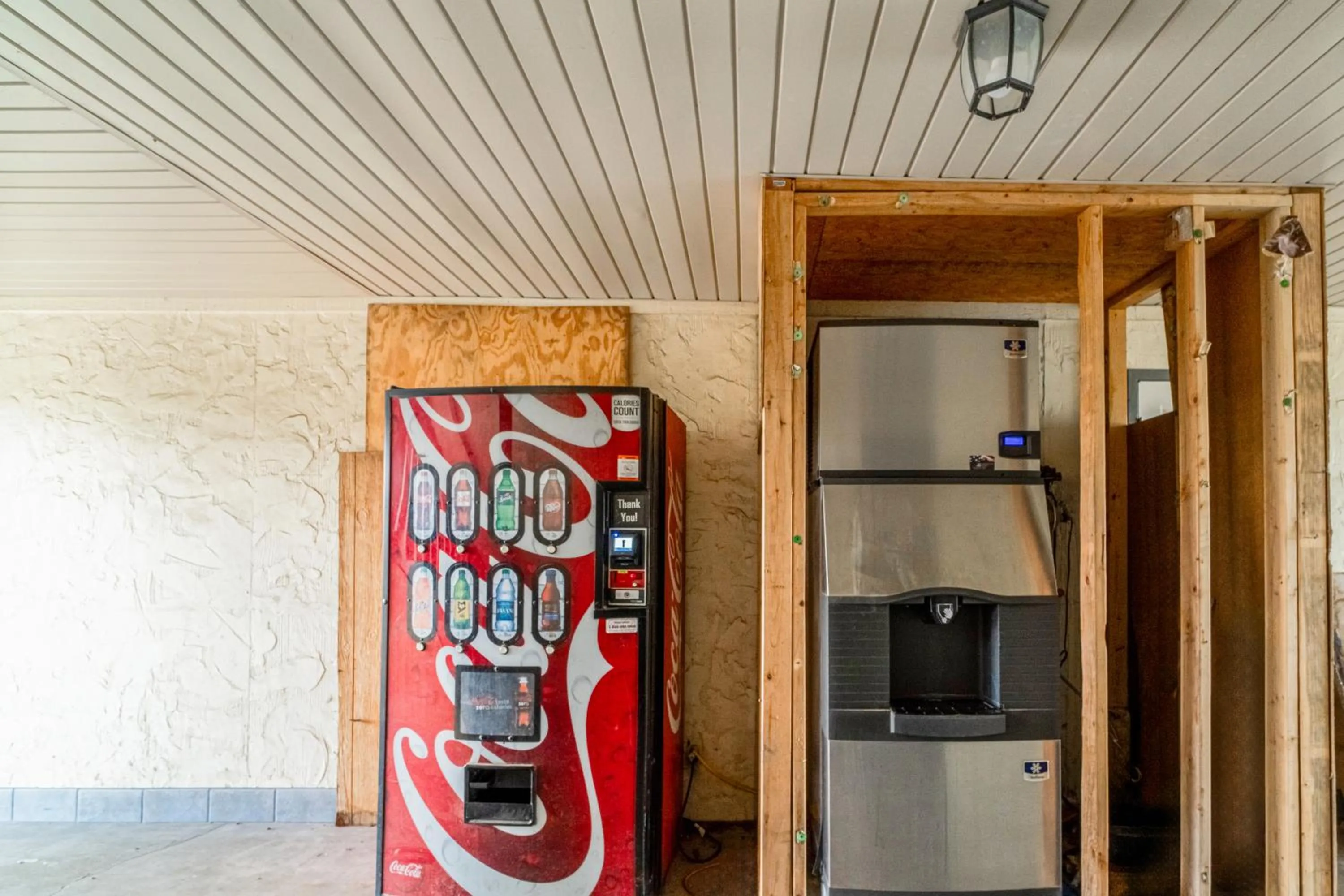 vending machine in Capital O Aurora Inn Monett US 60