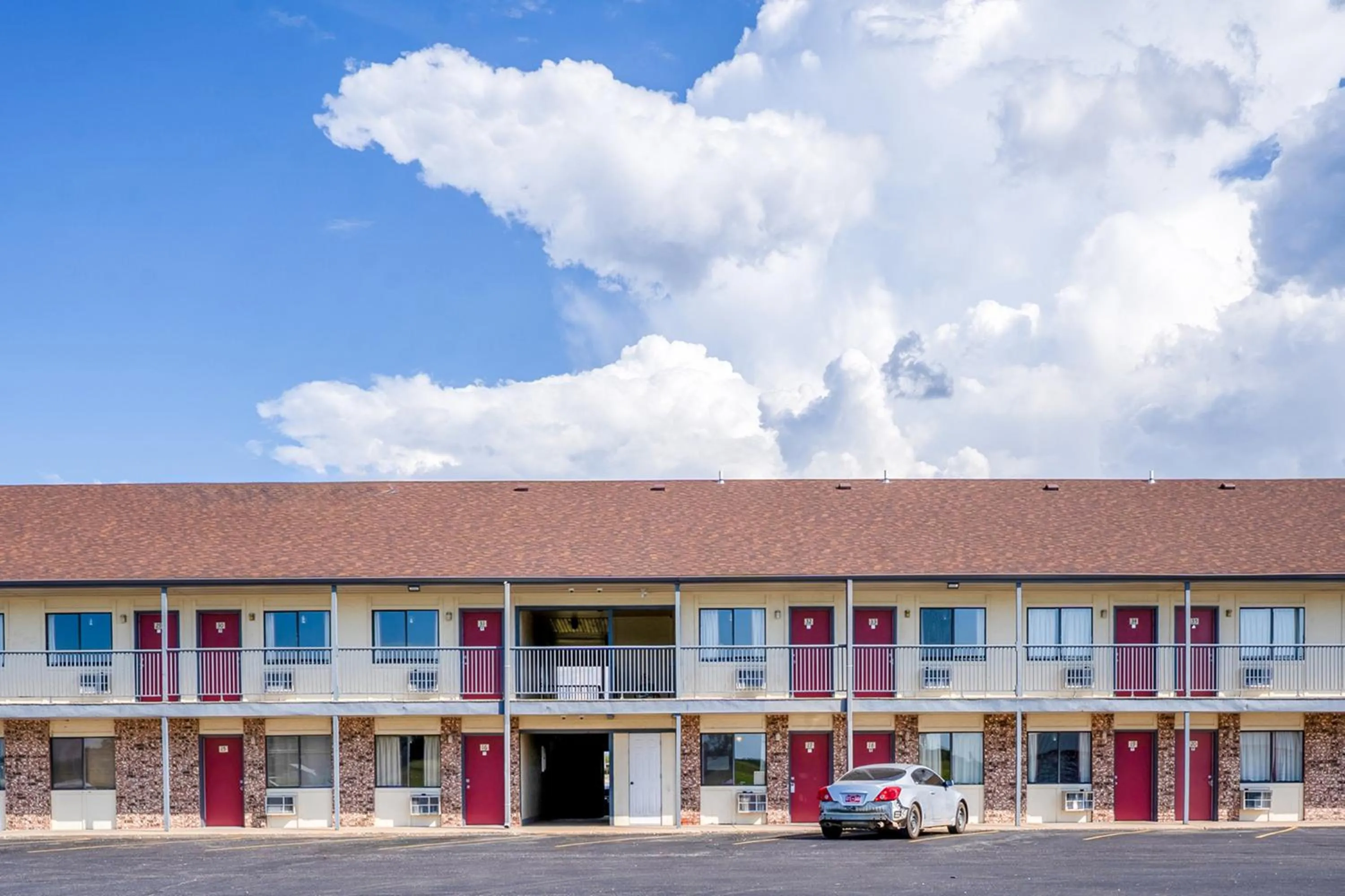 Property building in Capital O Aurora Inn Monett US 60