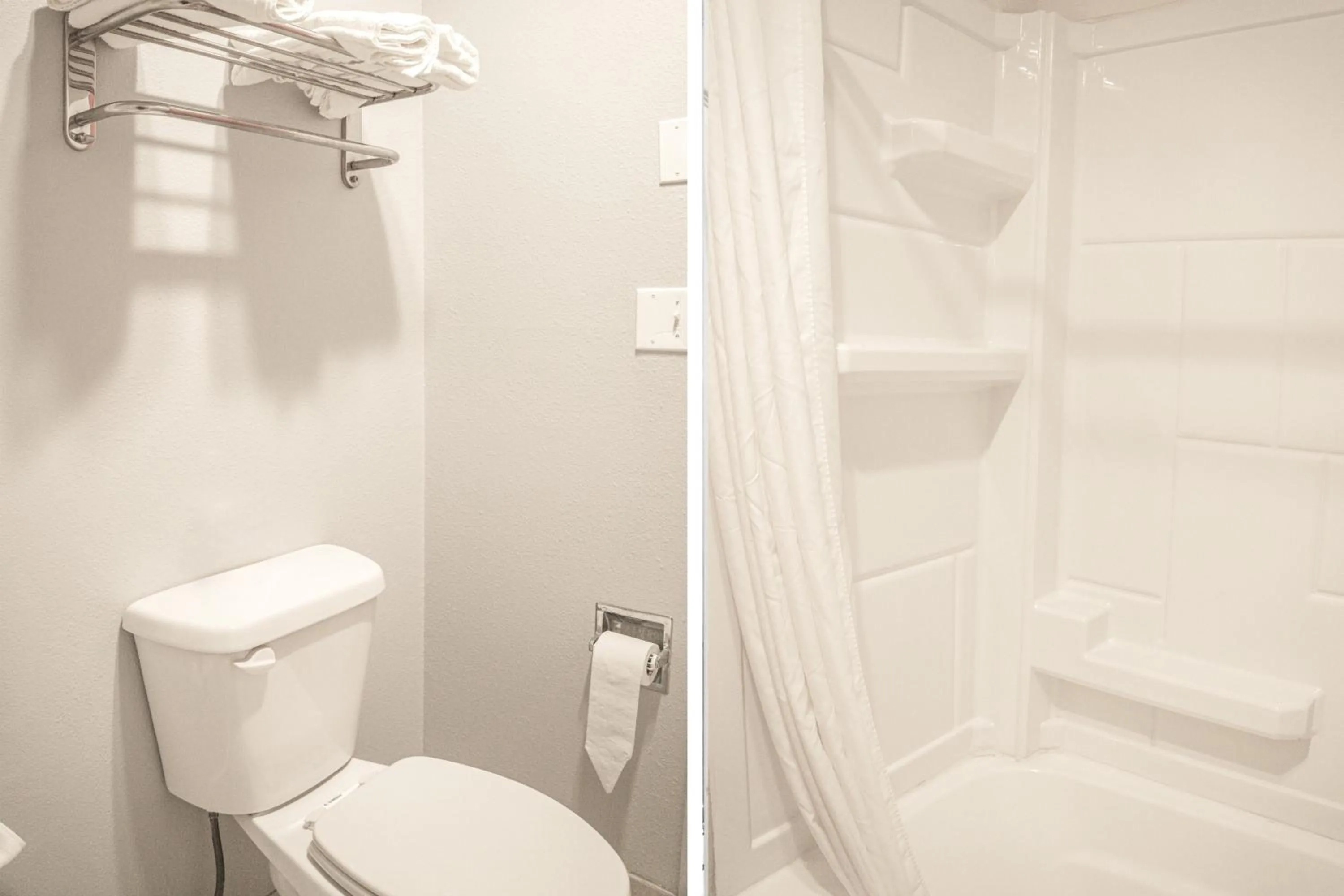 Bathroom in Capital O Aurora Inn Monett US 60