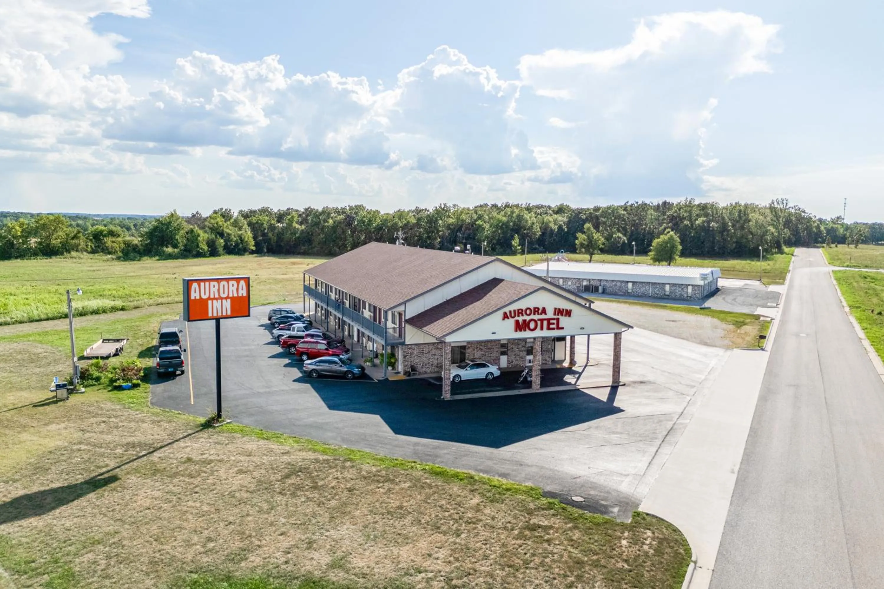 Property building in Capital O Aurora Inn Monett US 60