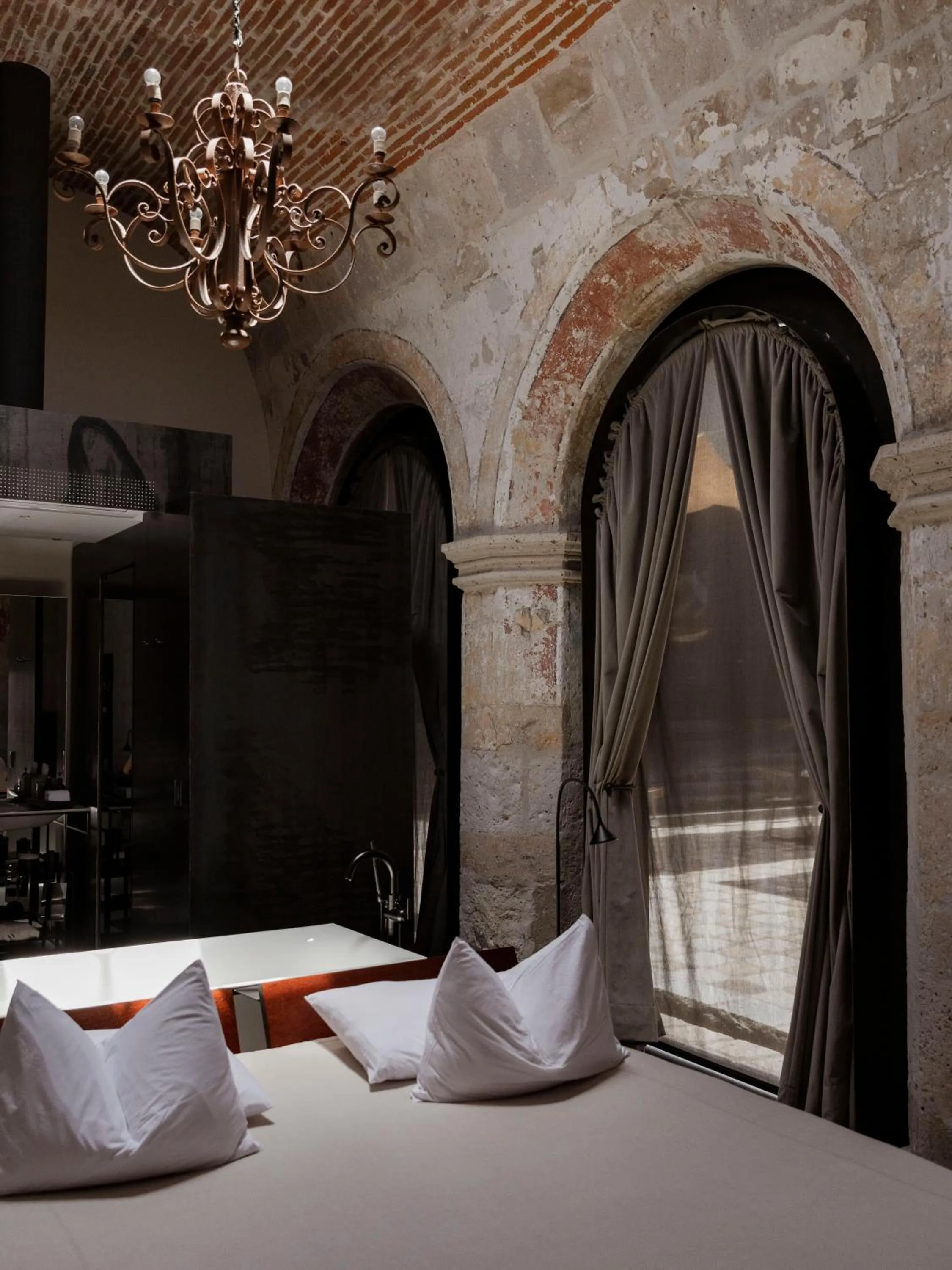 Bed in CIRQA - Relais & Châteaux