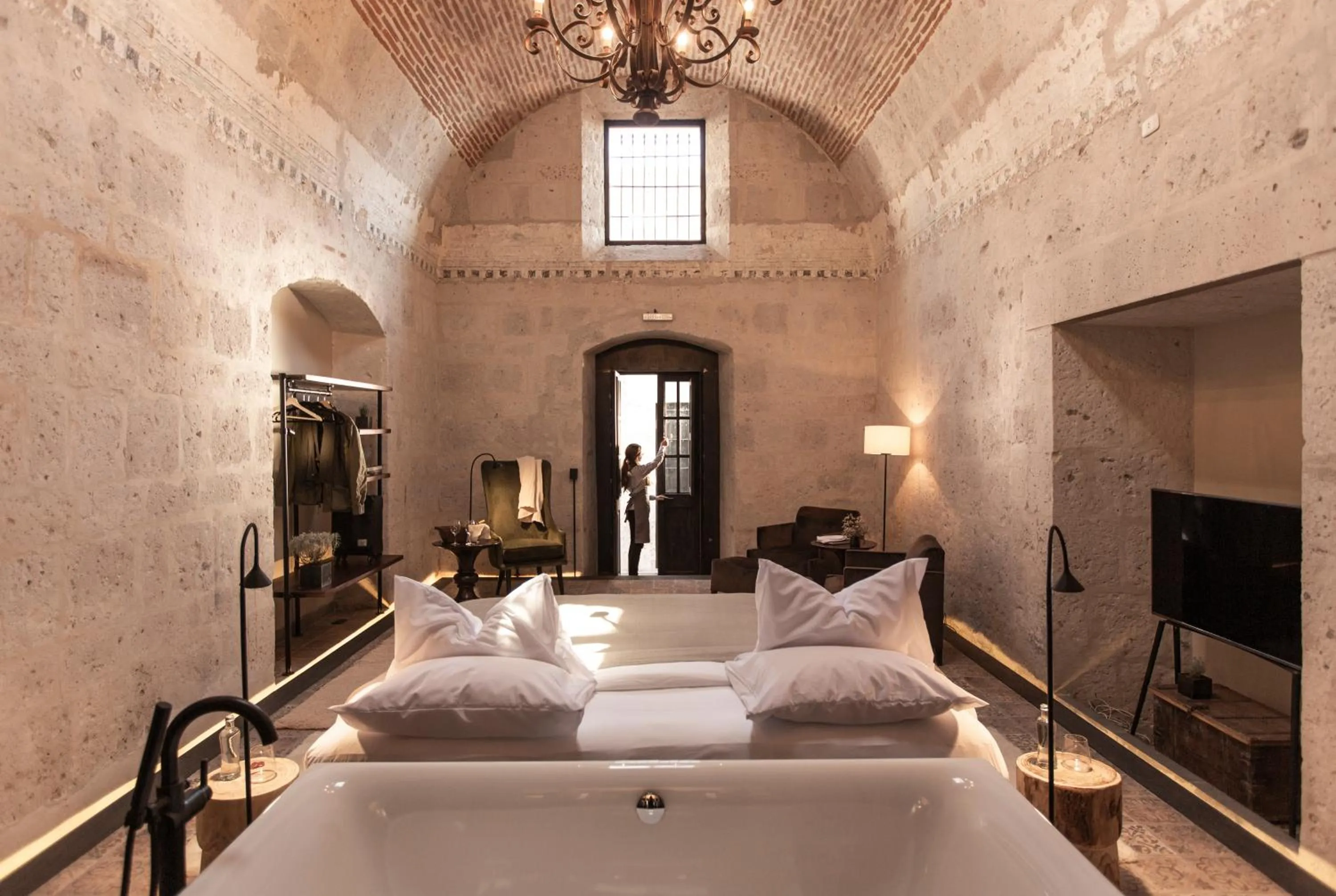 Bedroom, Bed in CIRQA - Relais & Châteaux