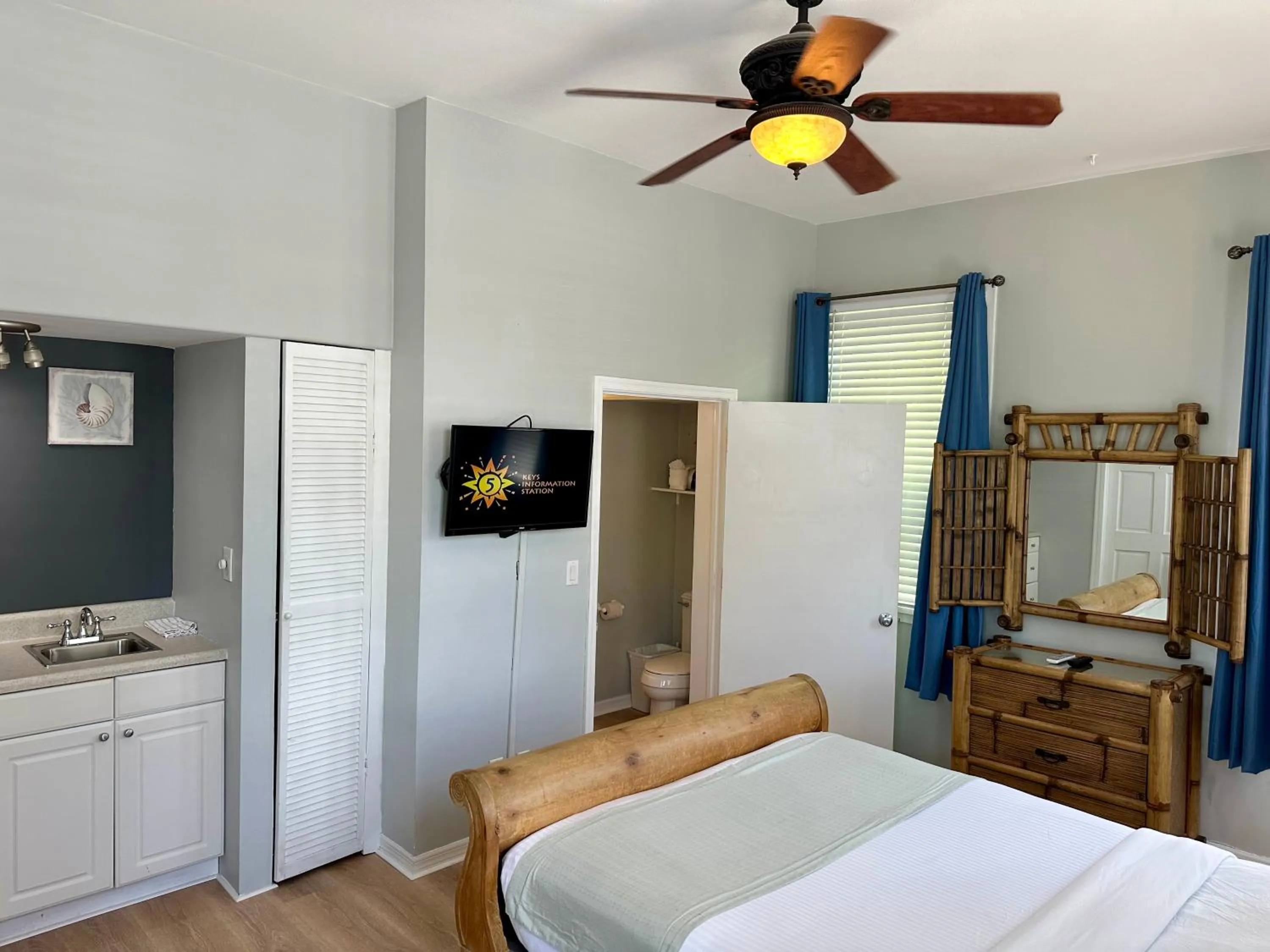 Toilet, Bed in Douglas House