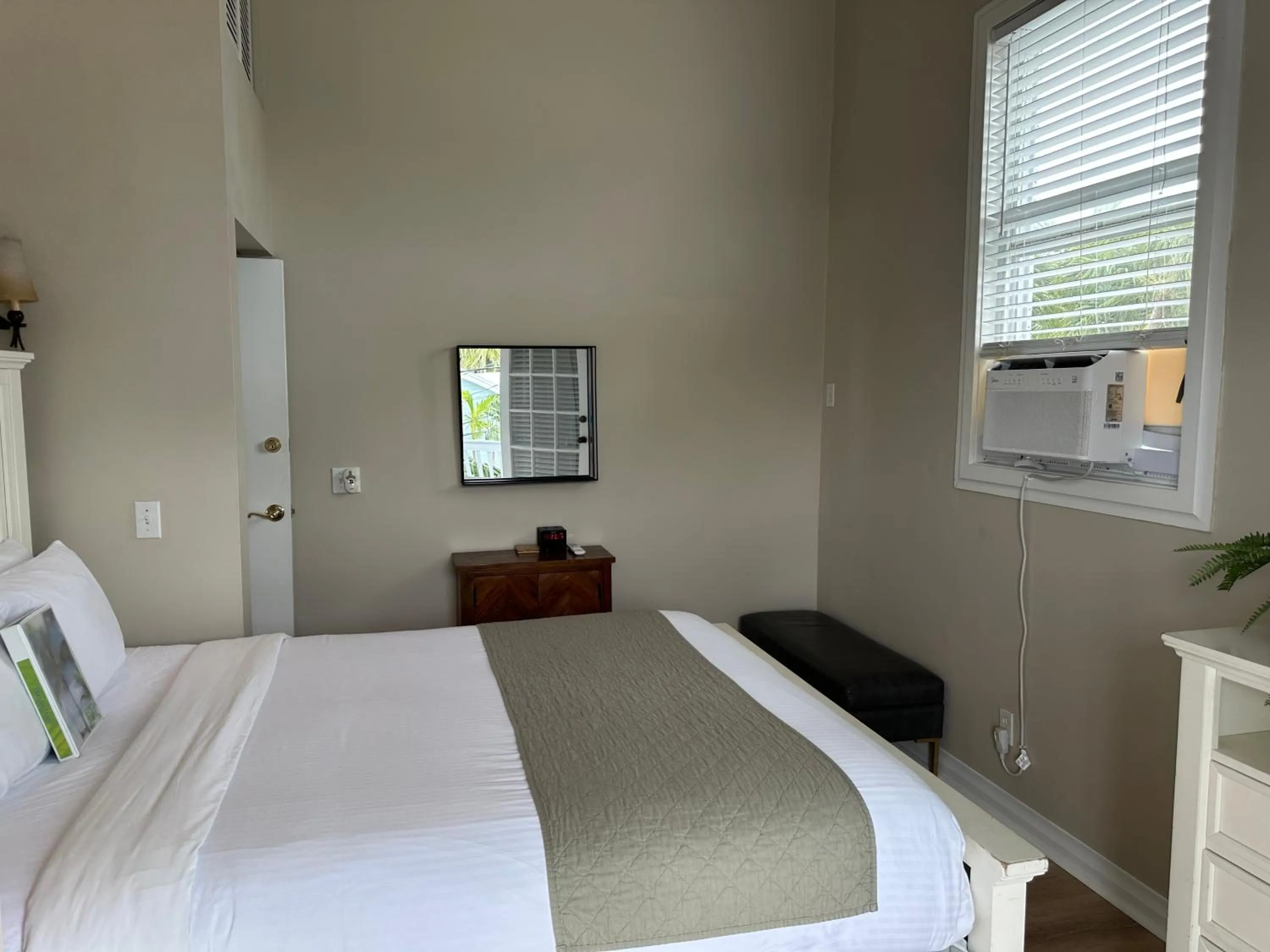 Bedroom, Bed in Douglas House