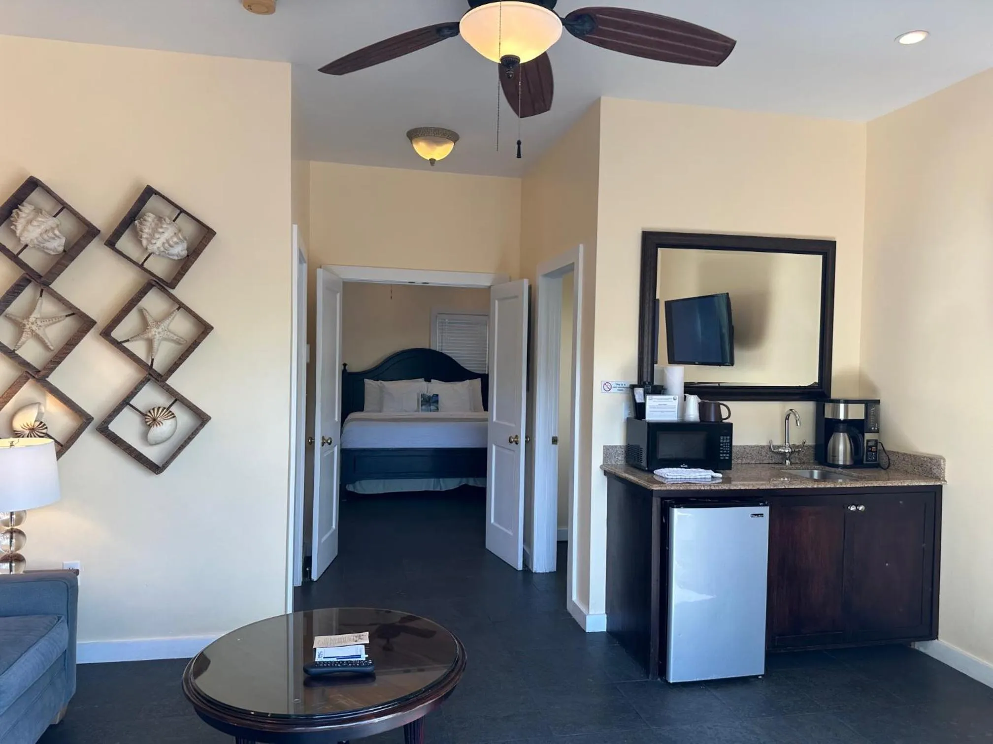 Seating area, Bed in Douglas House