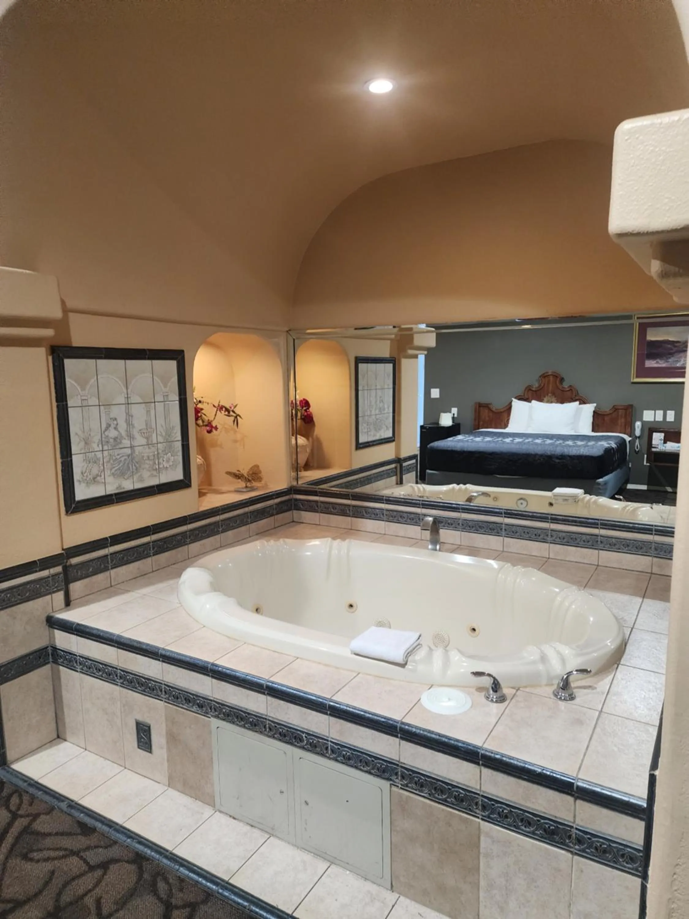 Hot Tub in Colony Inn