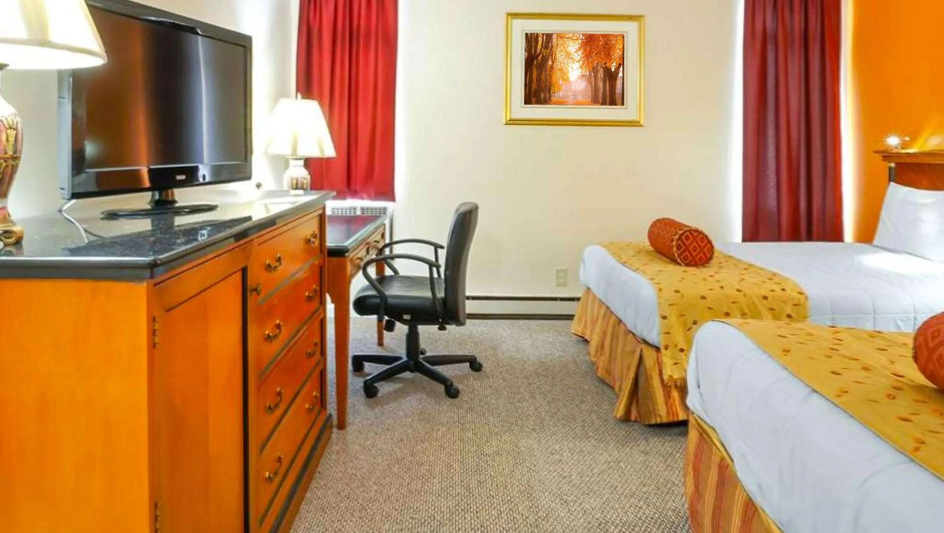 Photo of the whole room, Bed in M Star North Canton - Hall of Fame