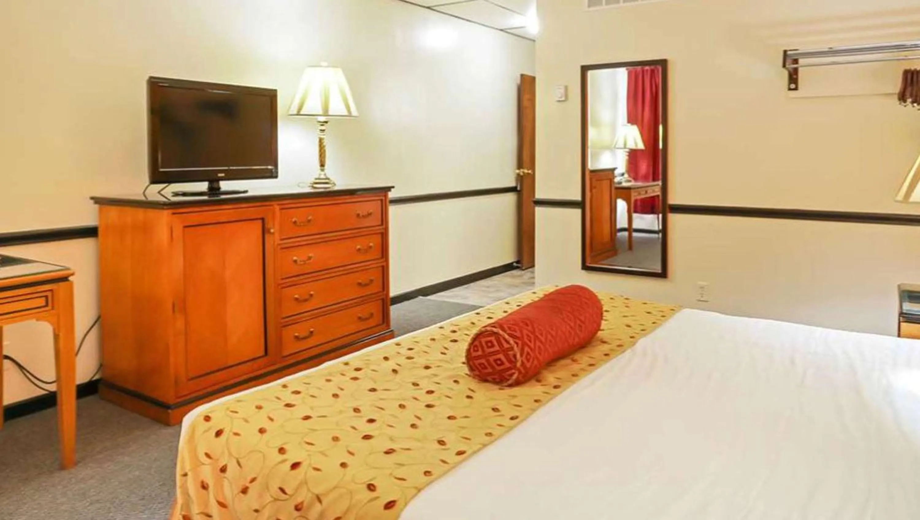 Photo of the whole room, Bed in M Star North Canton - Hall of Fame