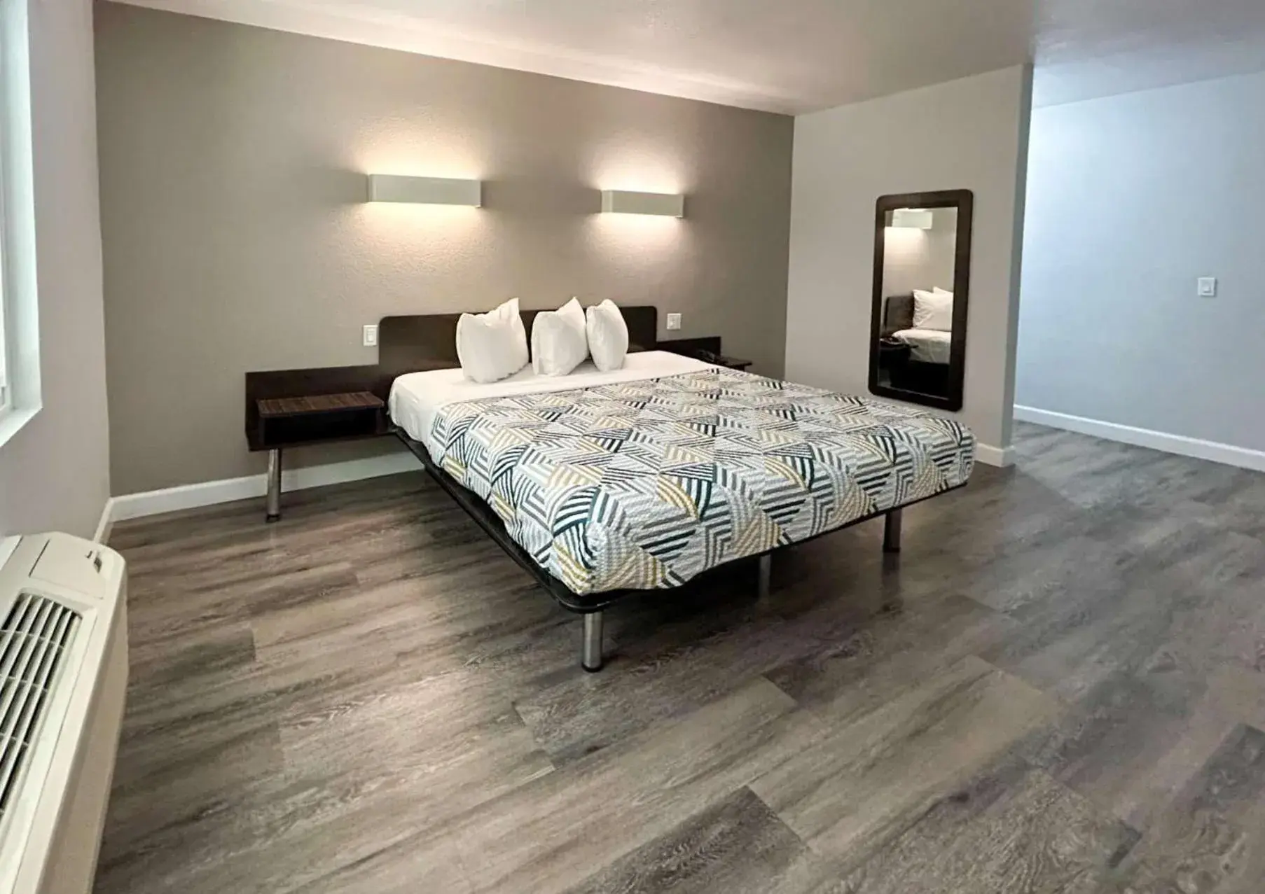 Queen Room - single occupancy - Non-Smoking in Motel 6-Anaheim, CA Queen Room - single occupancy - Non-Smoking in Motel 6-Anaheim, CA