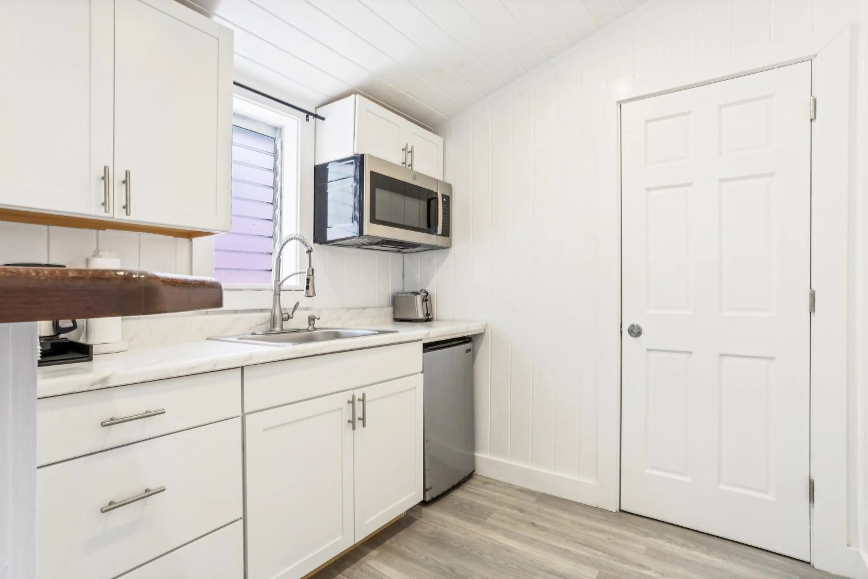 Kitchen or kitchenette in The Palms Hotel