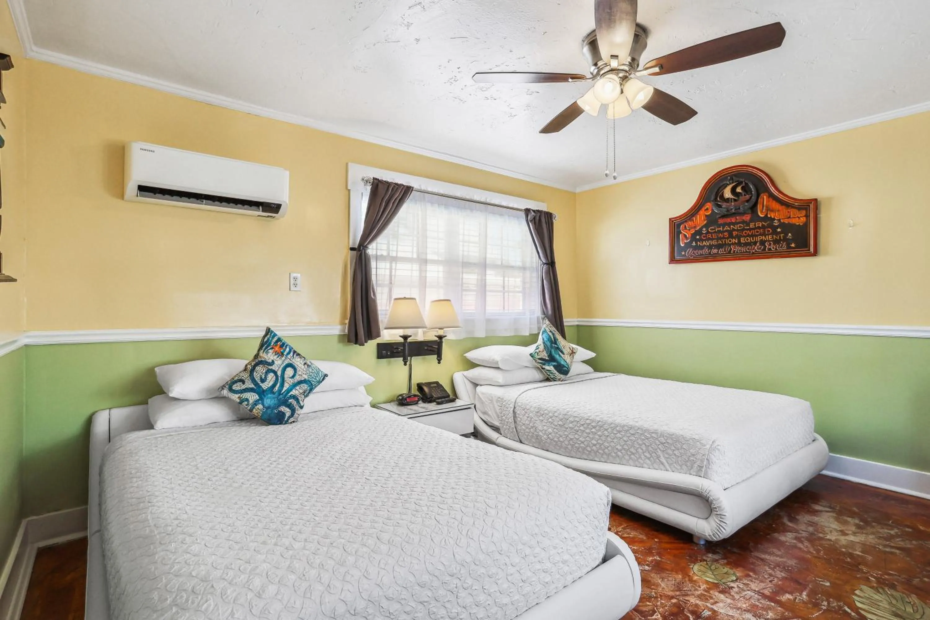 Bedroom, Bed in The Palms Hotel