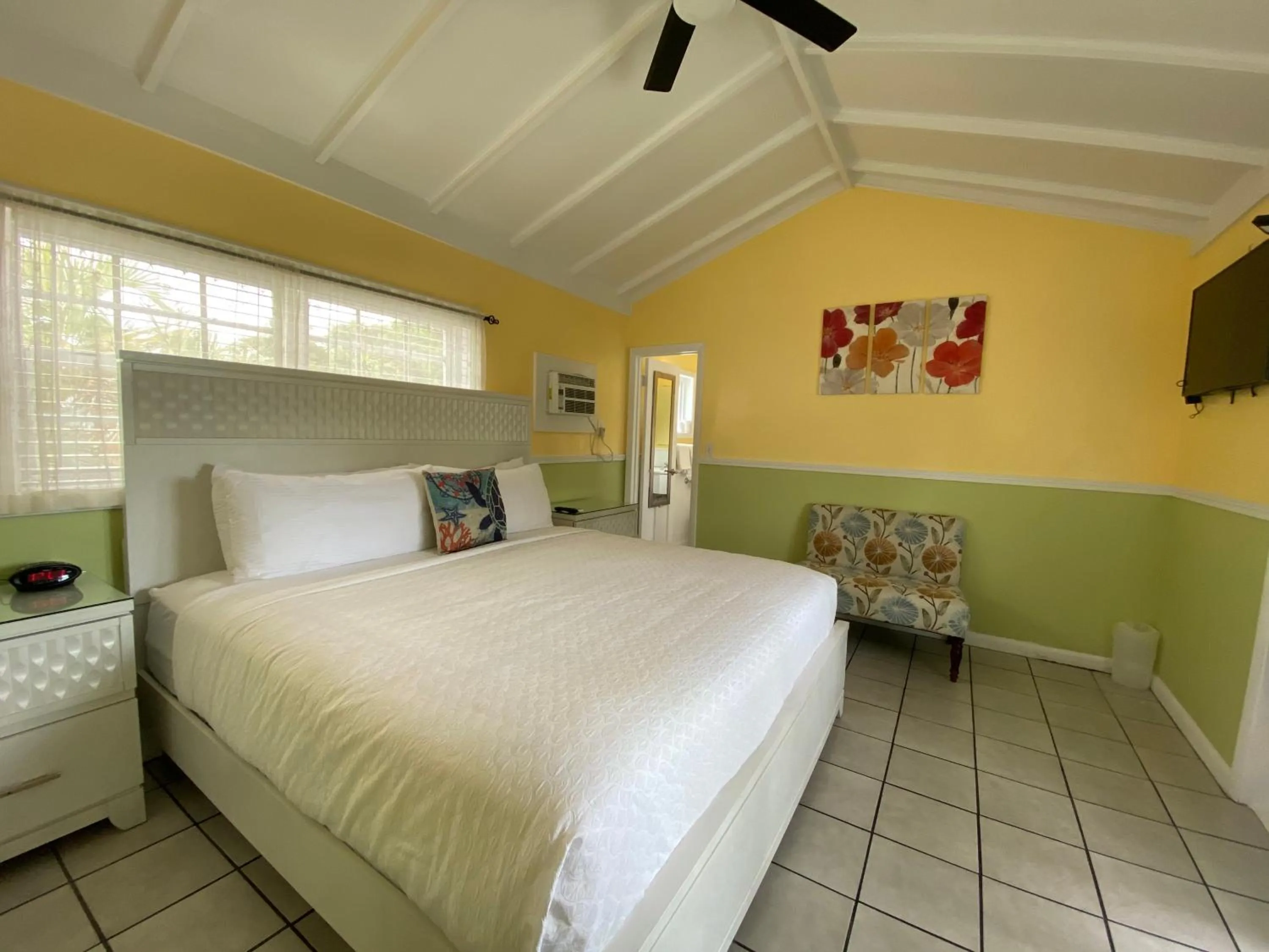 Photo of the whole room, Bed in The Palms Hotel