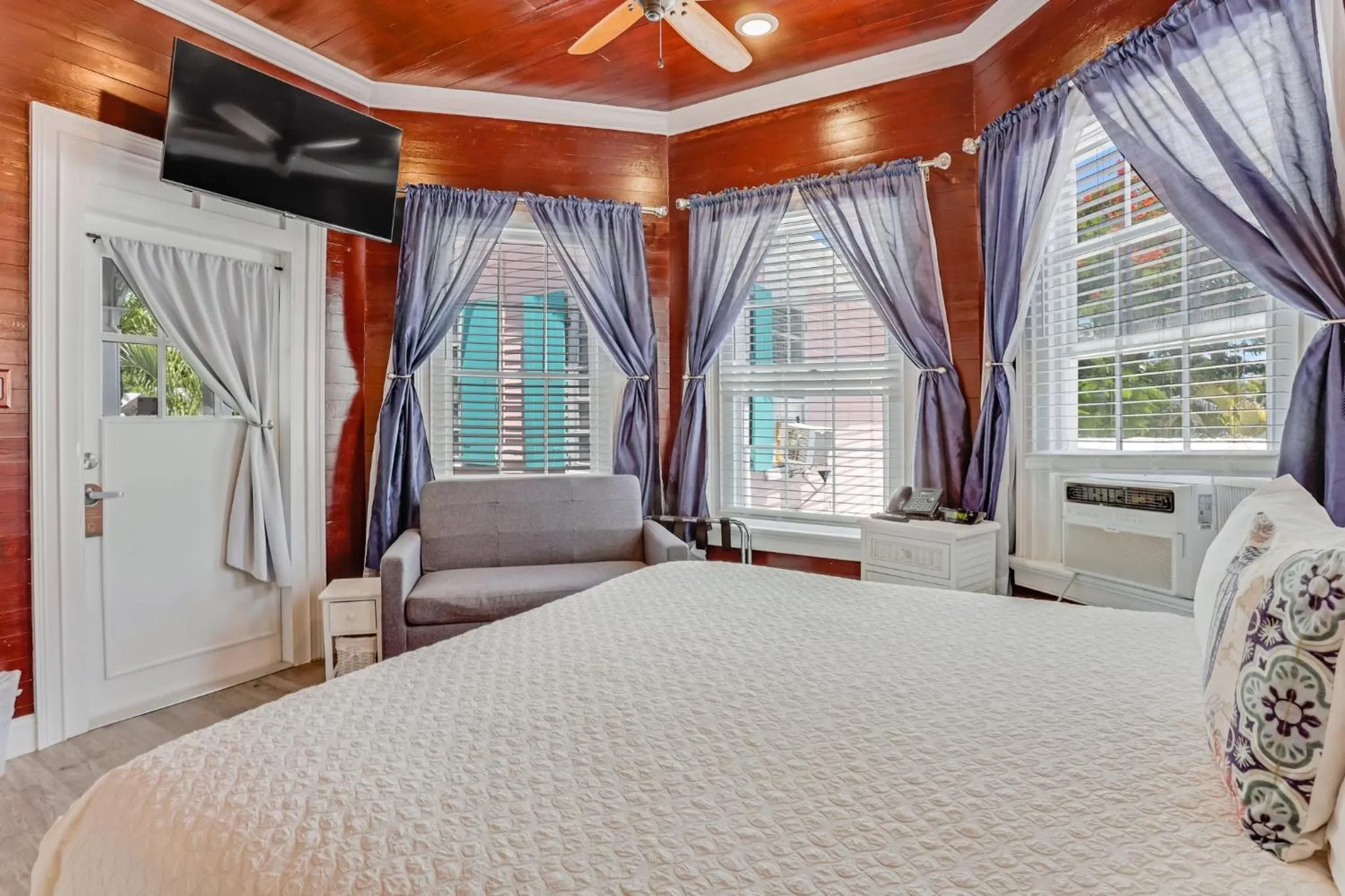 Bed in The Palms Hotel