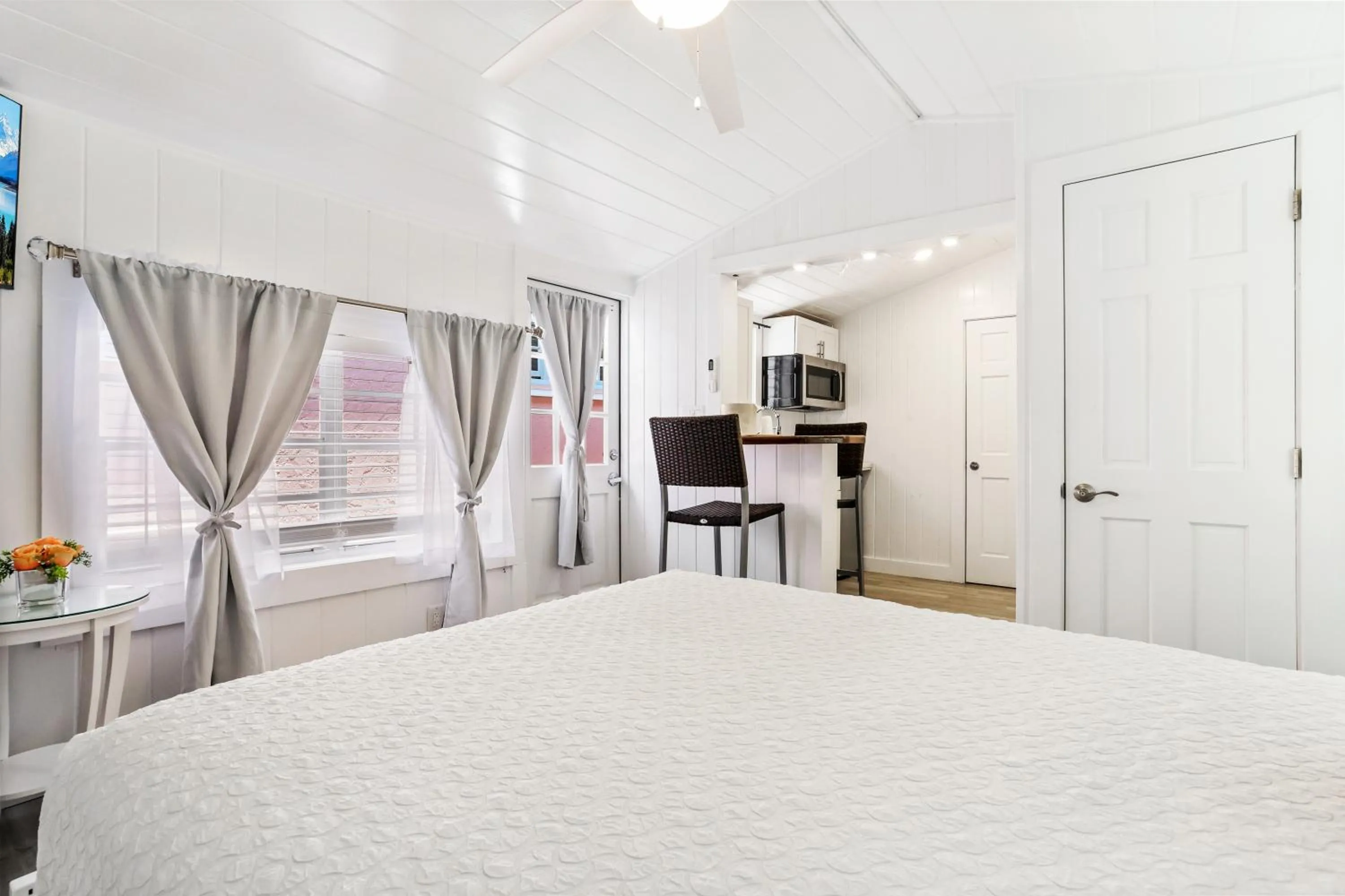 Kitchen or kitchenette, Bed in The Palms Hotel