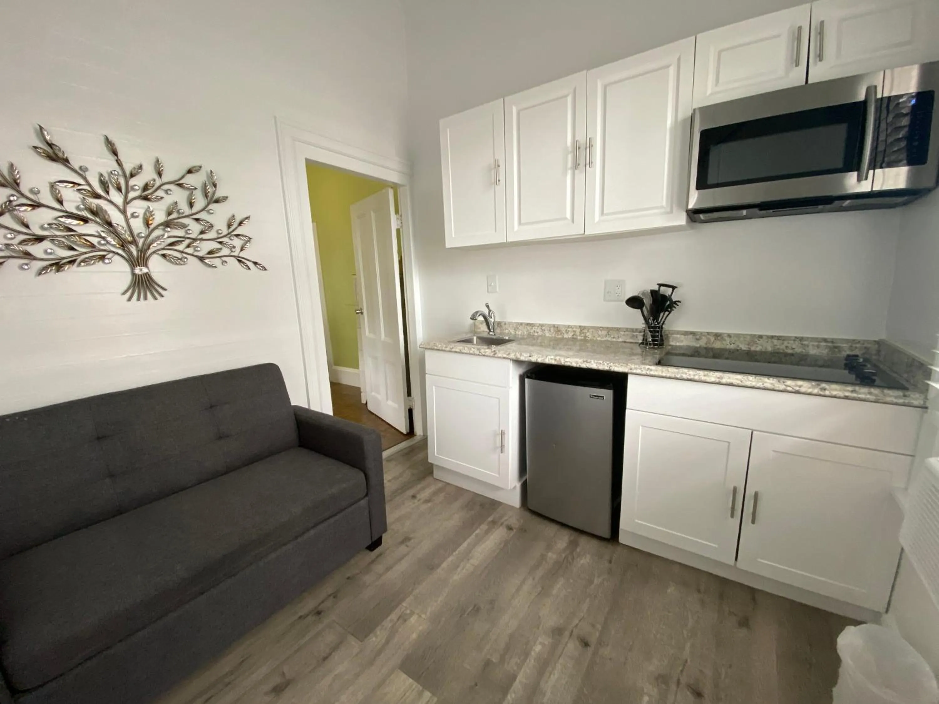 Kitchen or kitchenette in The Palms Hotel