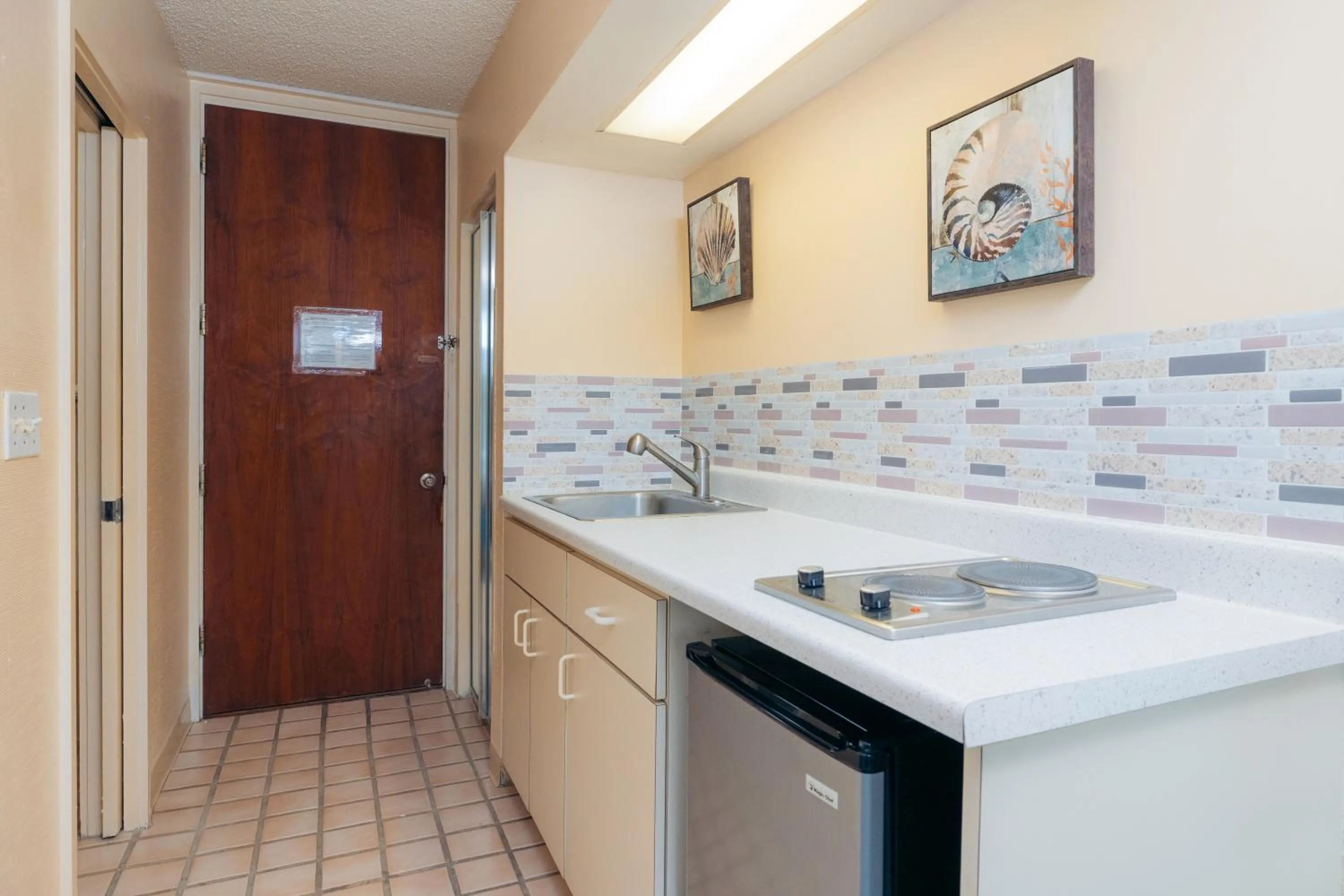 Kitchen or kitchenette in Waikiki Heritage Hotel