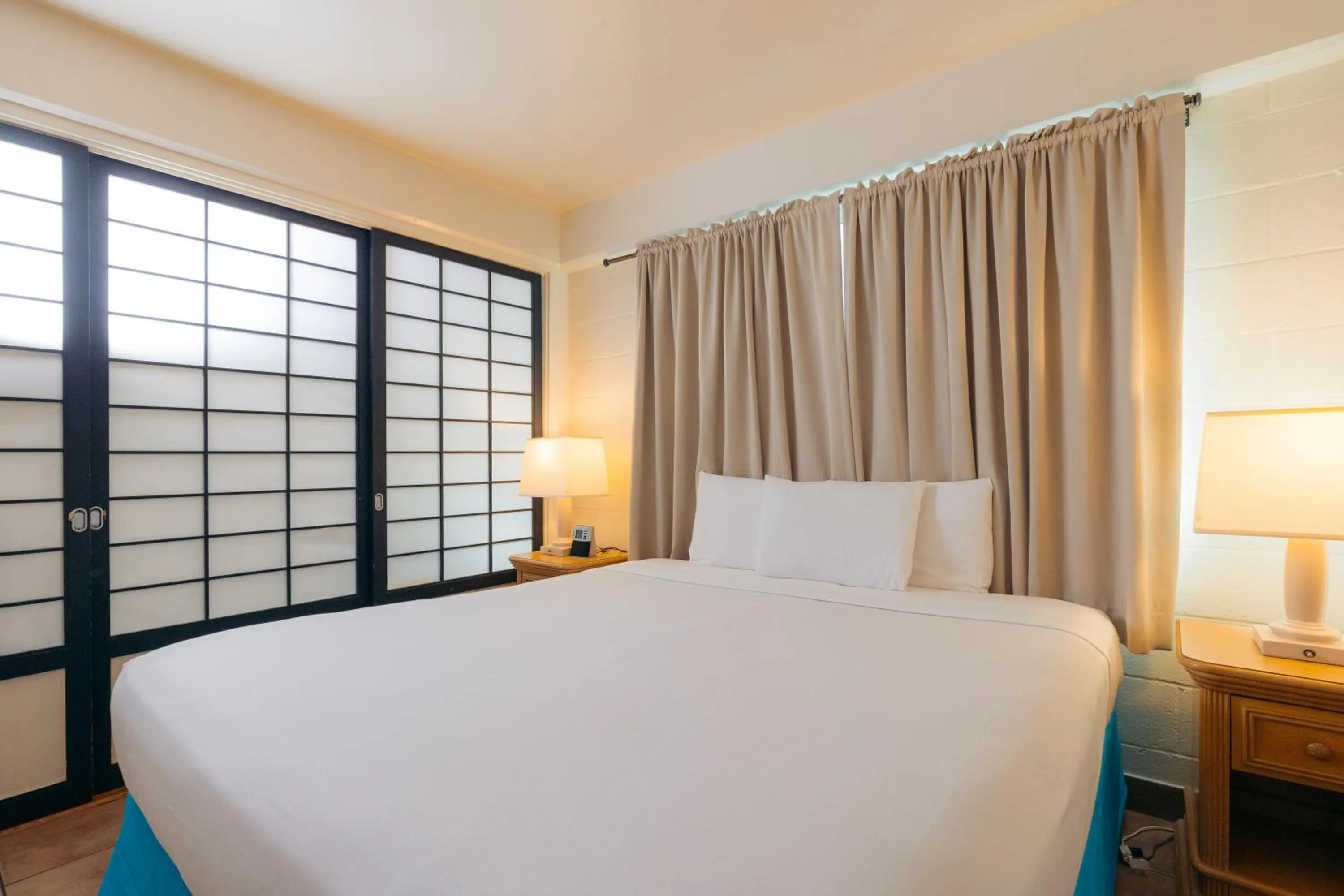 Bed in Waikiki Heritage Hotel