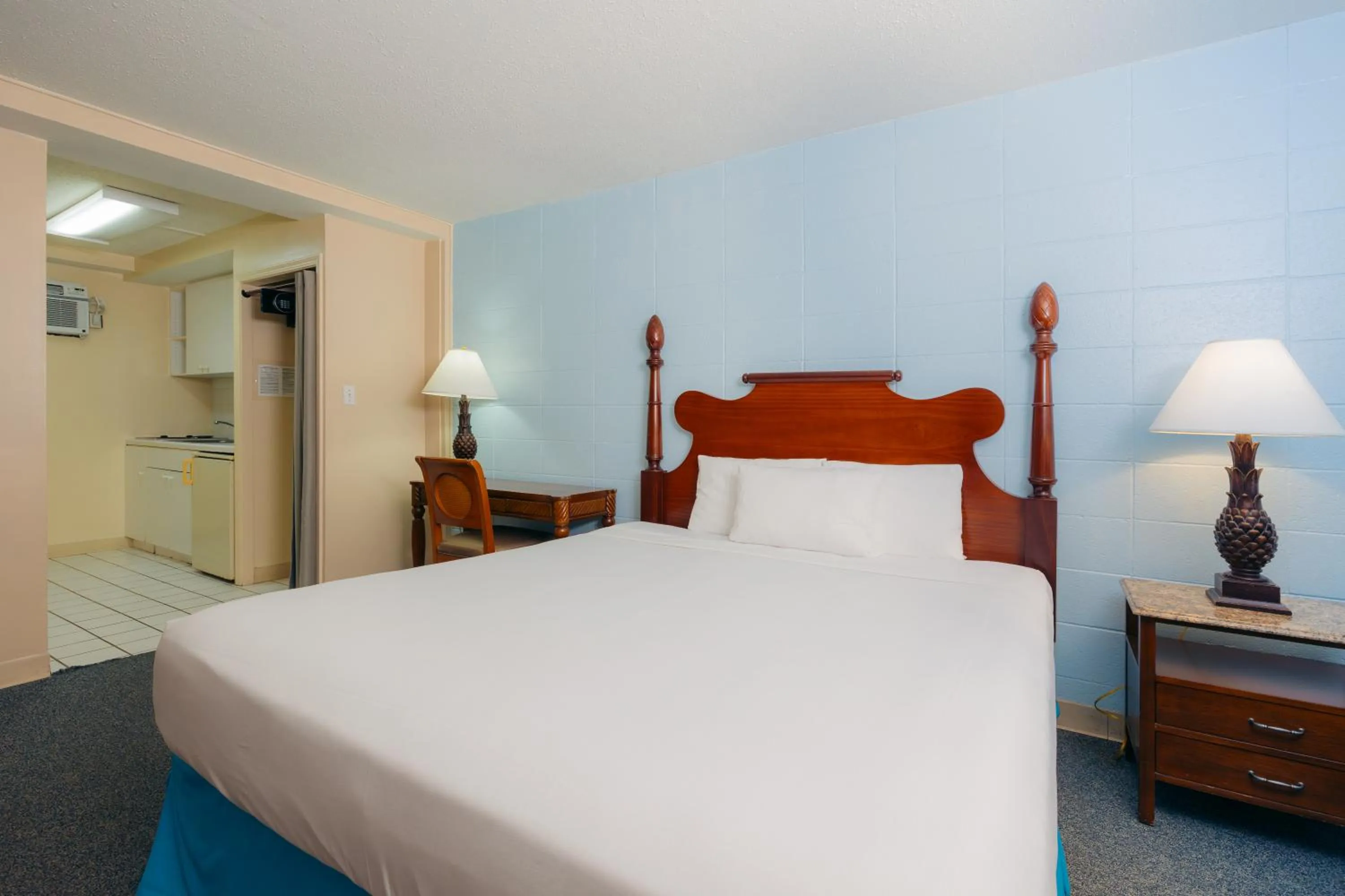 Bed in Waikiki Heritage Hotel