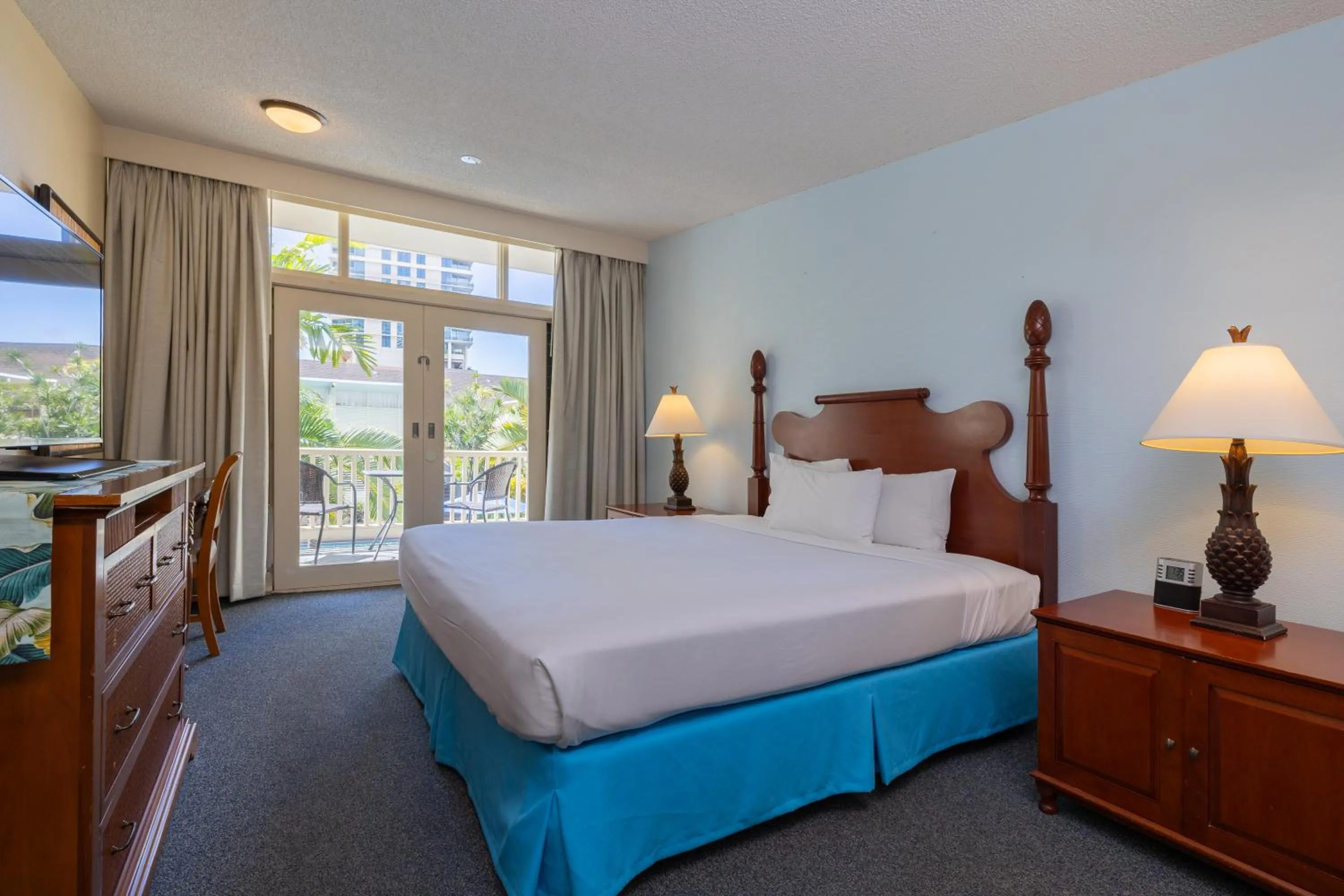 Bed in Waikiki Heritage Hotel