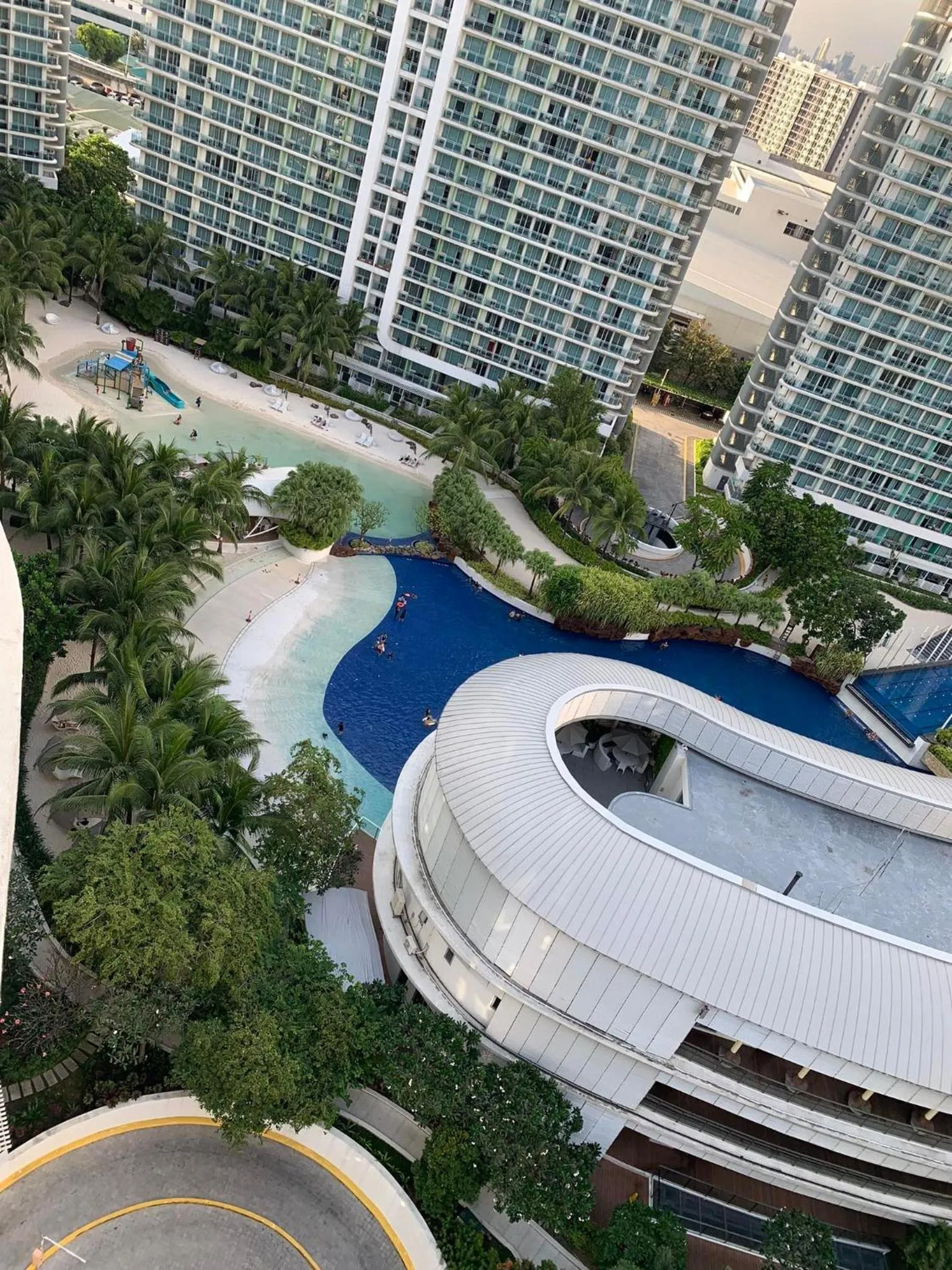 AZURE C4 BEACHPOOL balcony wifi MULTIPLE UNITS