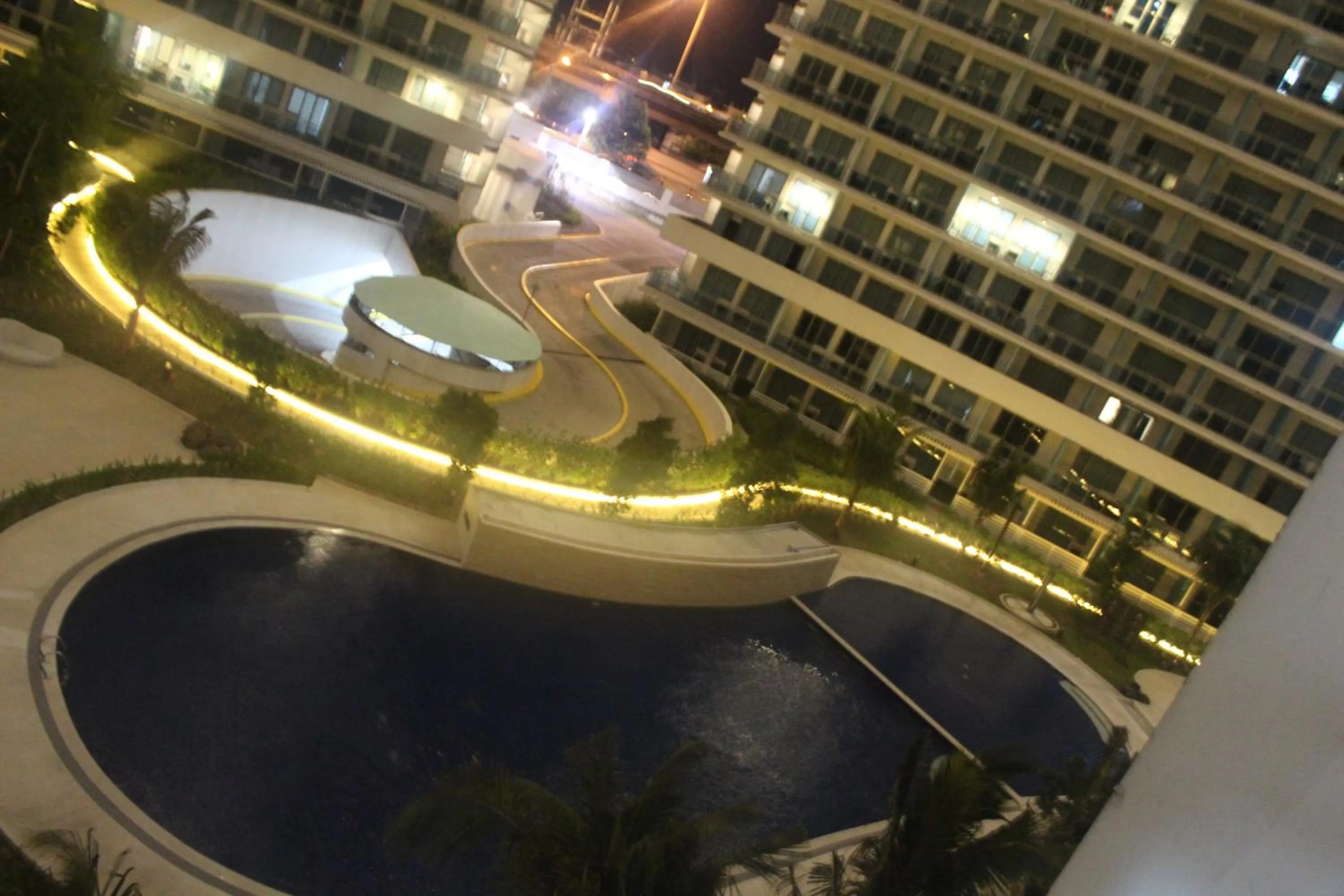 AZURE C4 BEACHPOOL balcony wifi MULTIPLE UNITS