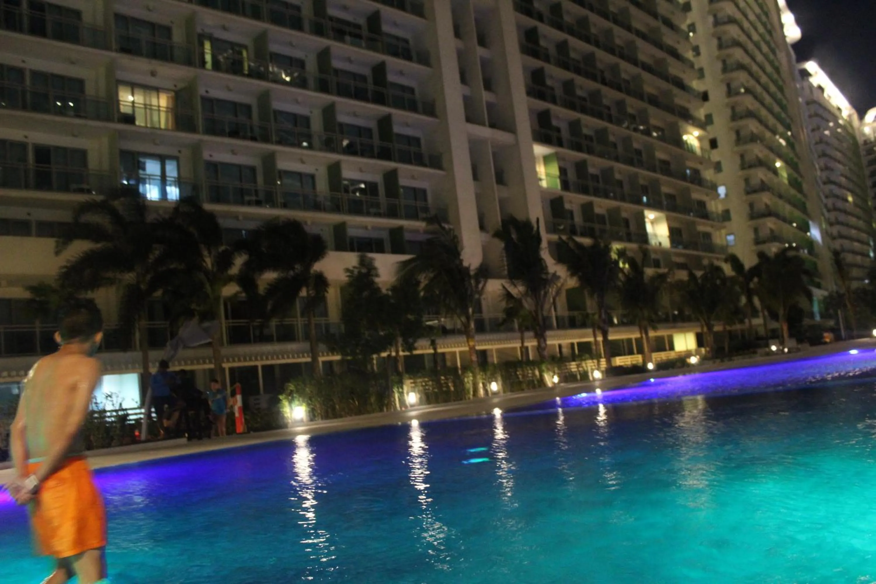 AZURE C4 BEACHPOOL balcony wifi MULTIPLE UNITS