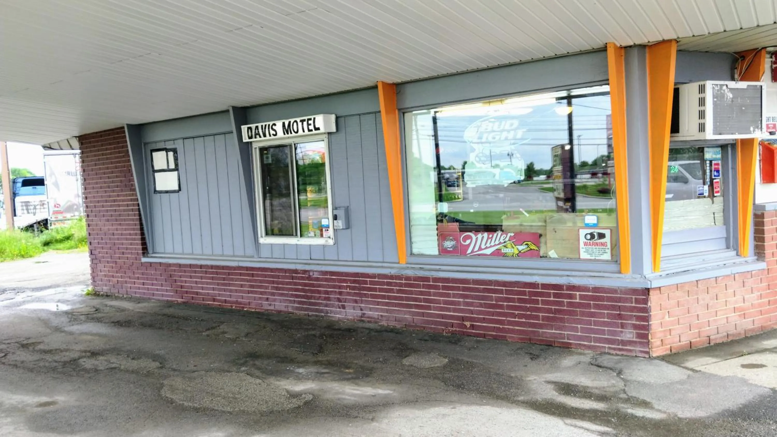 Property building in Davis Motel