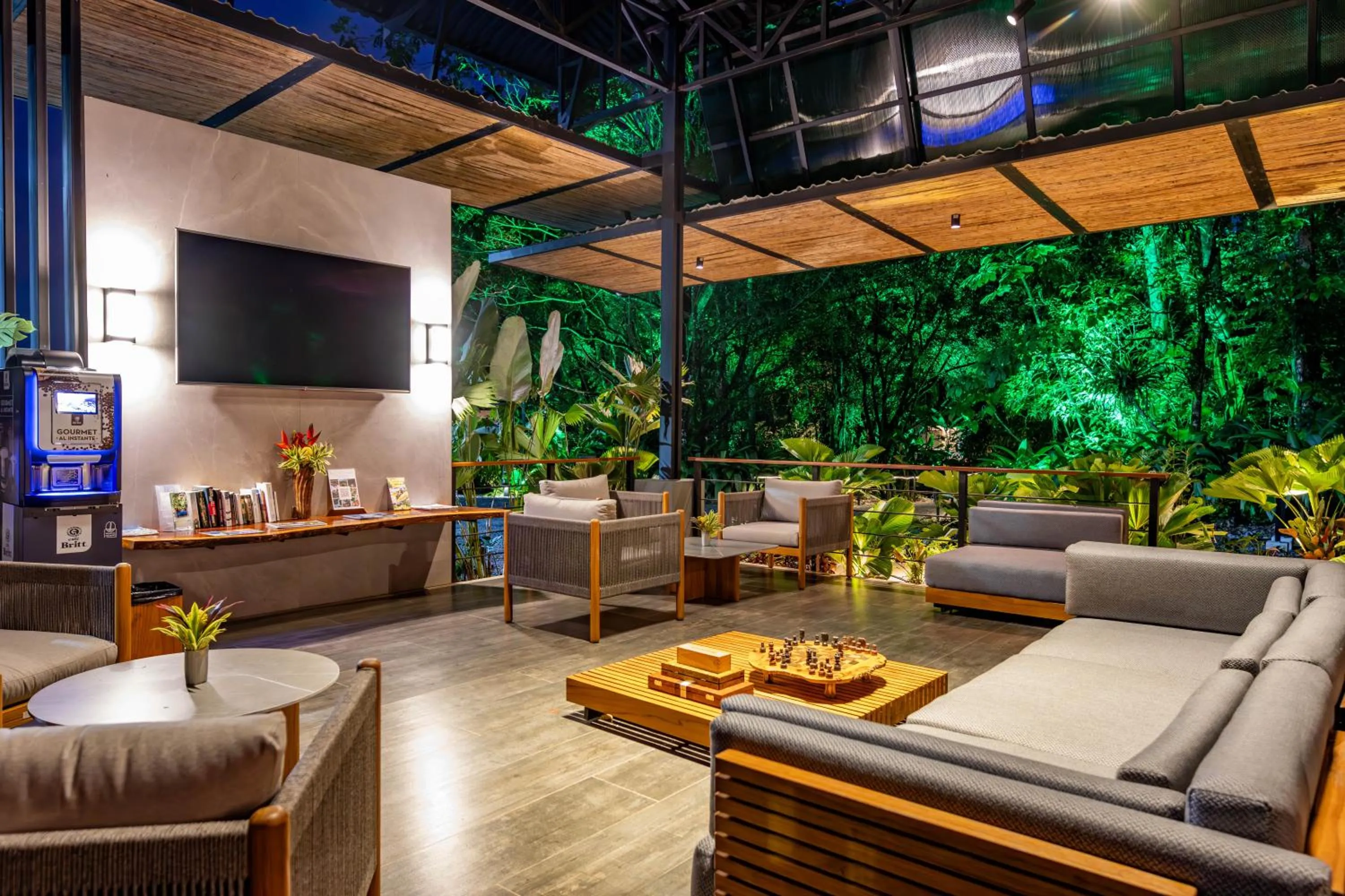 Living room in Noah's Forest Hotel by Tifakara