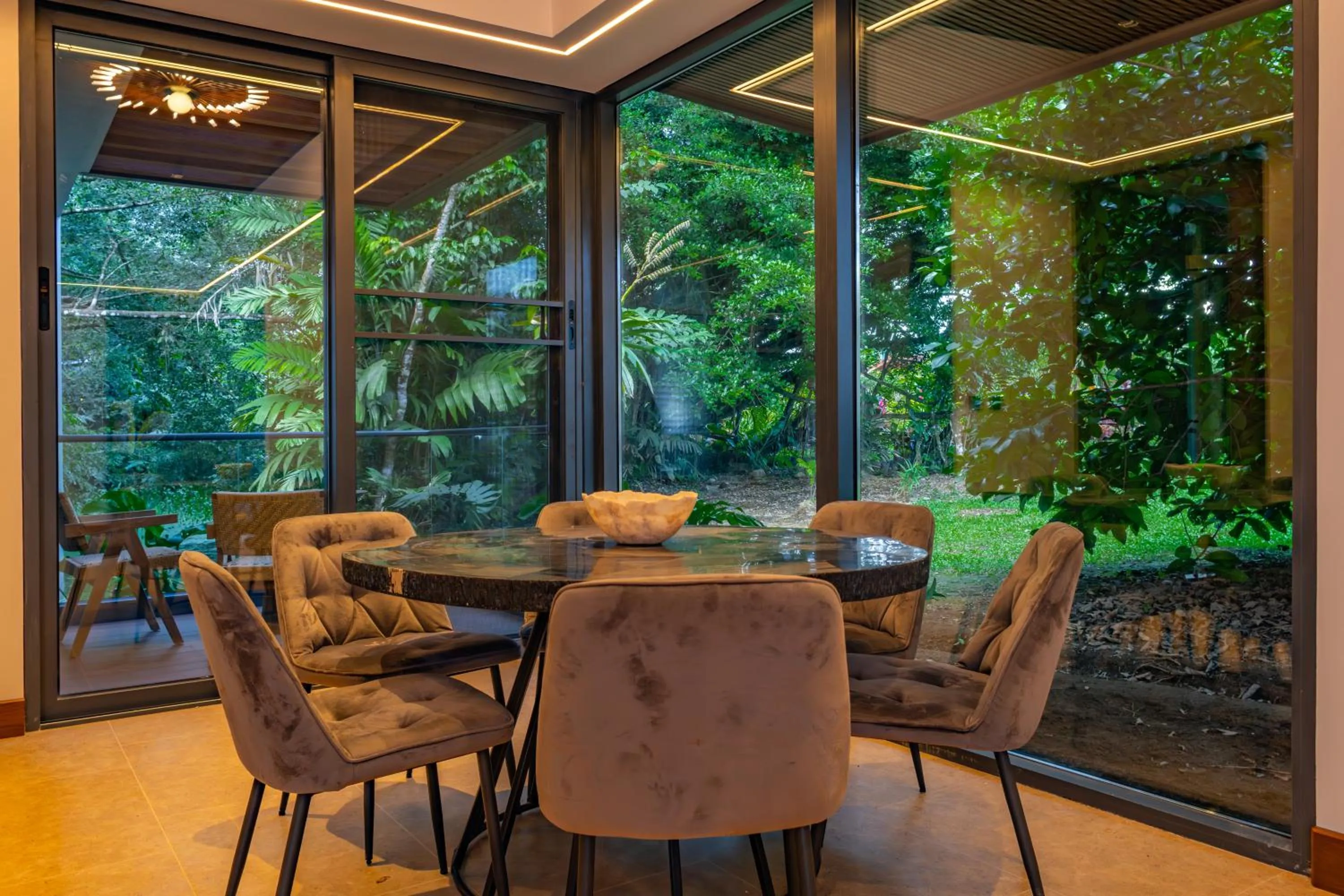 Living room in Noah's Forest Hotel by Tifakara