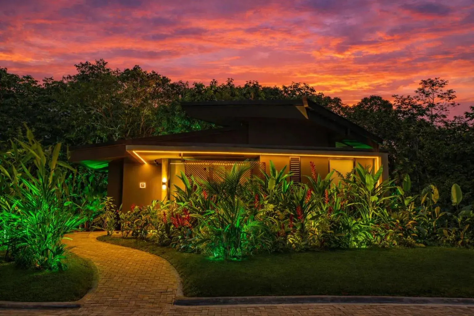 Riverside Hideaway Villa in Noah's Forest by Tifakara Riverside Hideaway Villa in Noah's Forest by Tifakara