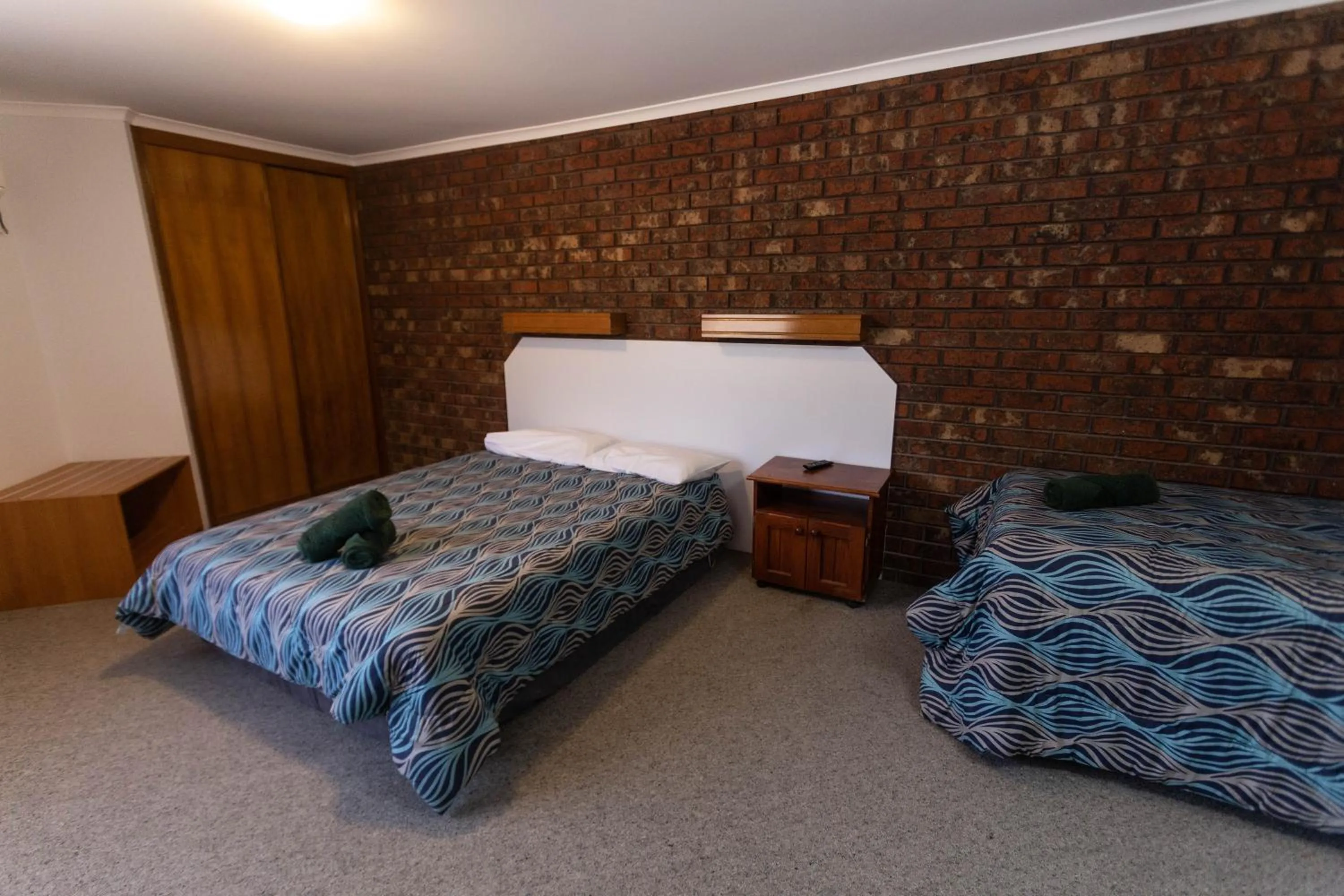 Bedroom, Bed in Donald Motor Lodge