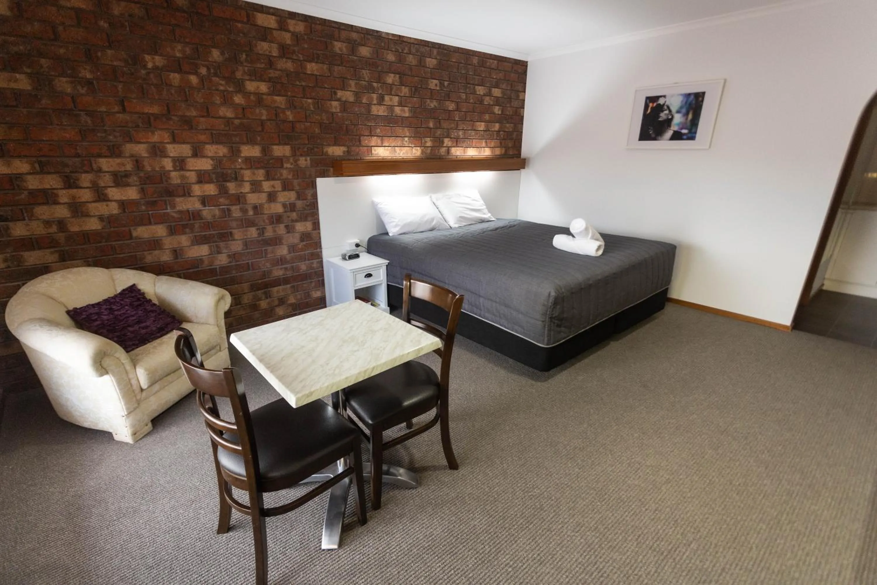 Photo of the whole room, Bed in Donald Motor Lodge