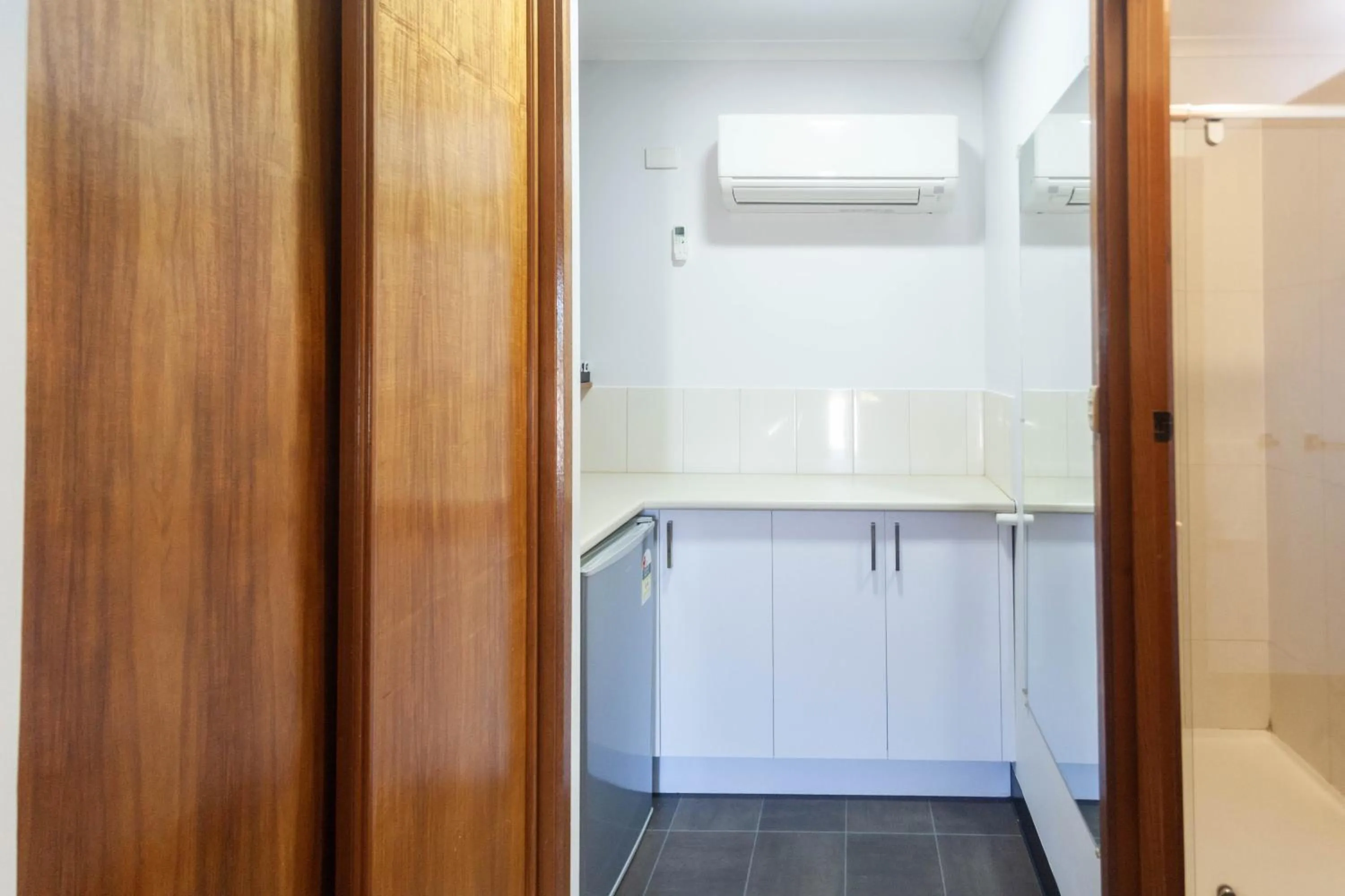 Kitchen or kitchenette in Donald Motor Lodge