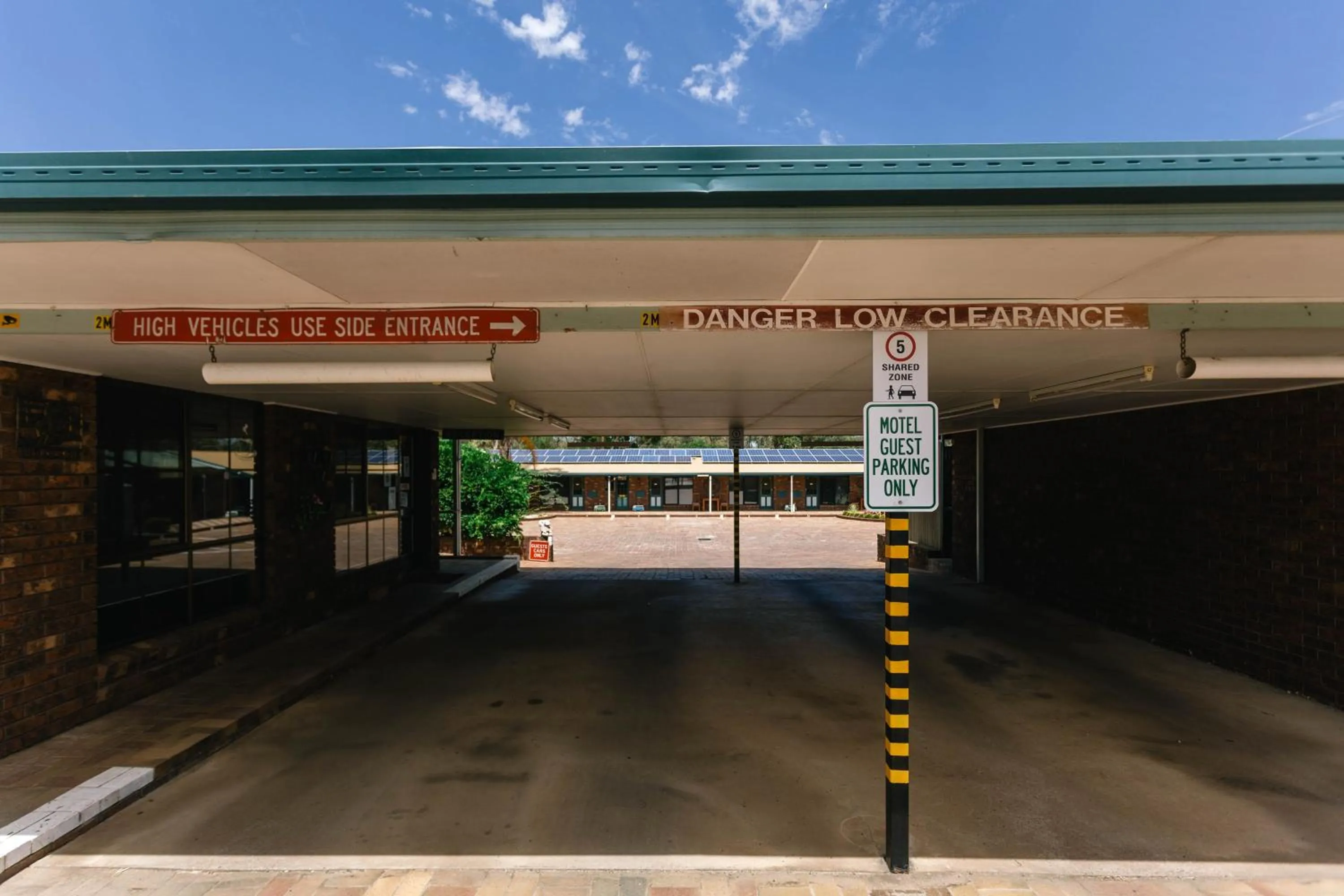 Facade/entrance in Donald Motor Lodge