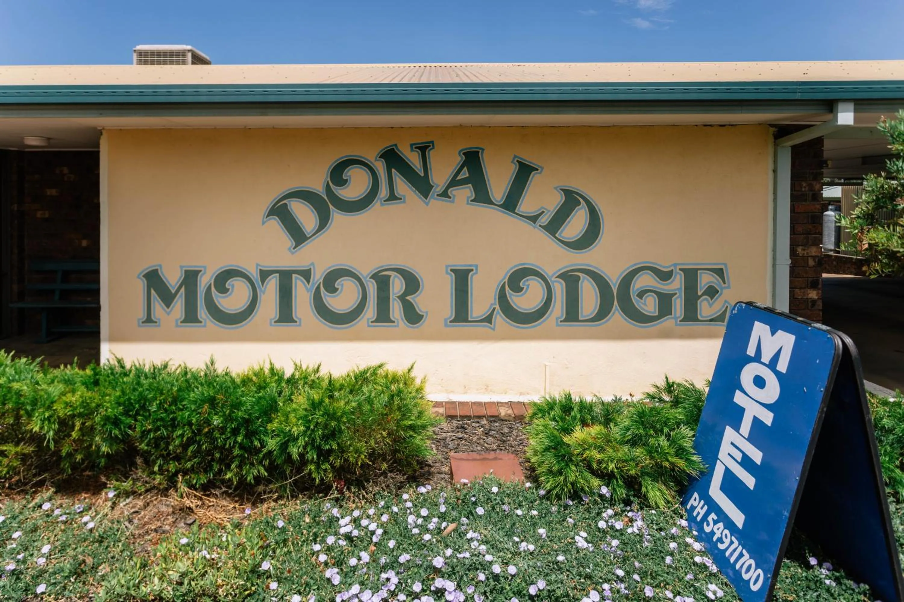 Property logo or sign in Donald Motor Lodge