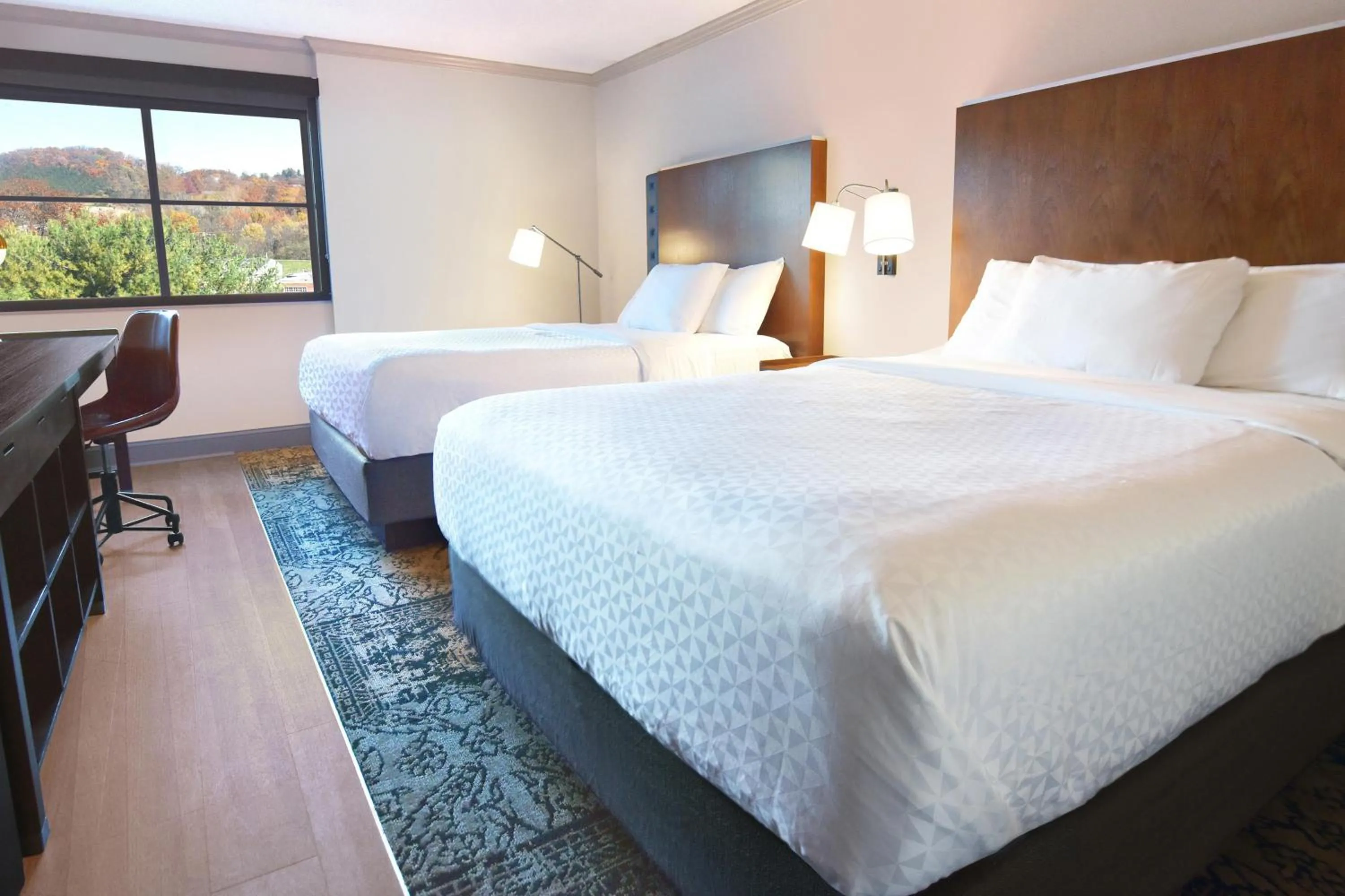 Photo of the whole room, Bed in Four Points by Sheraton York