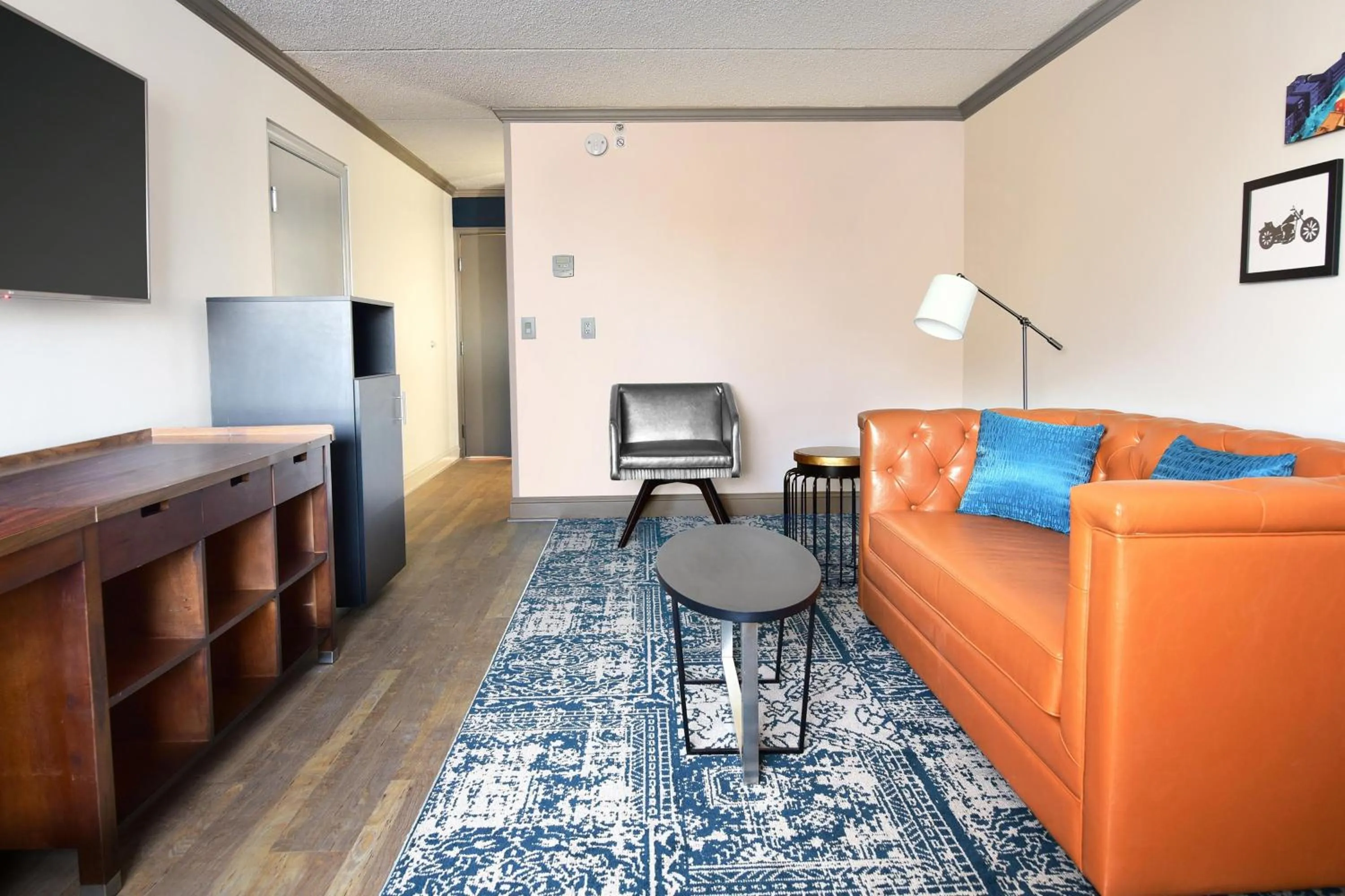 Living room in Four Points by Sheraton York