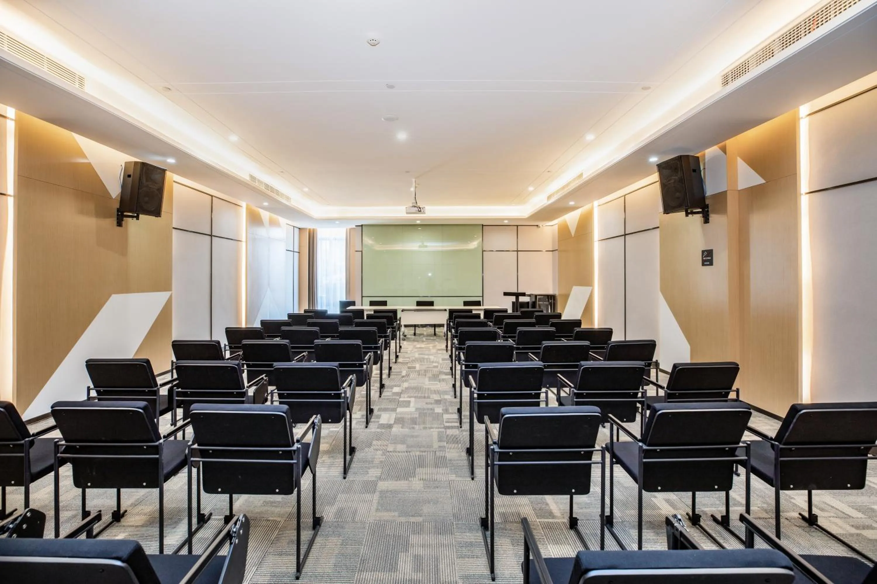 Atour Hotel (Wuhan Mulan Pishang Building)