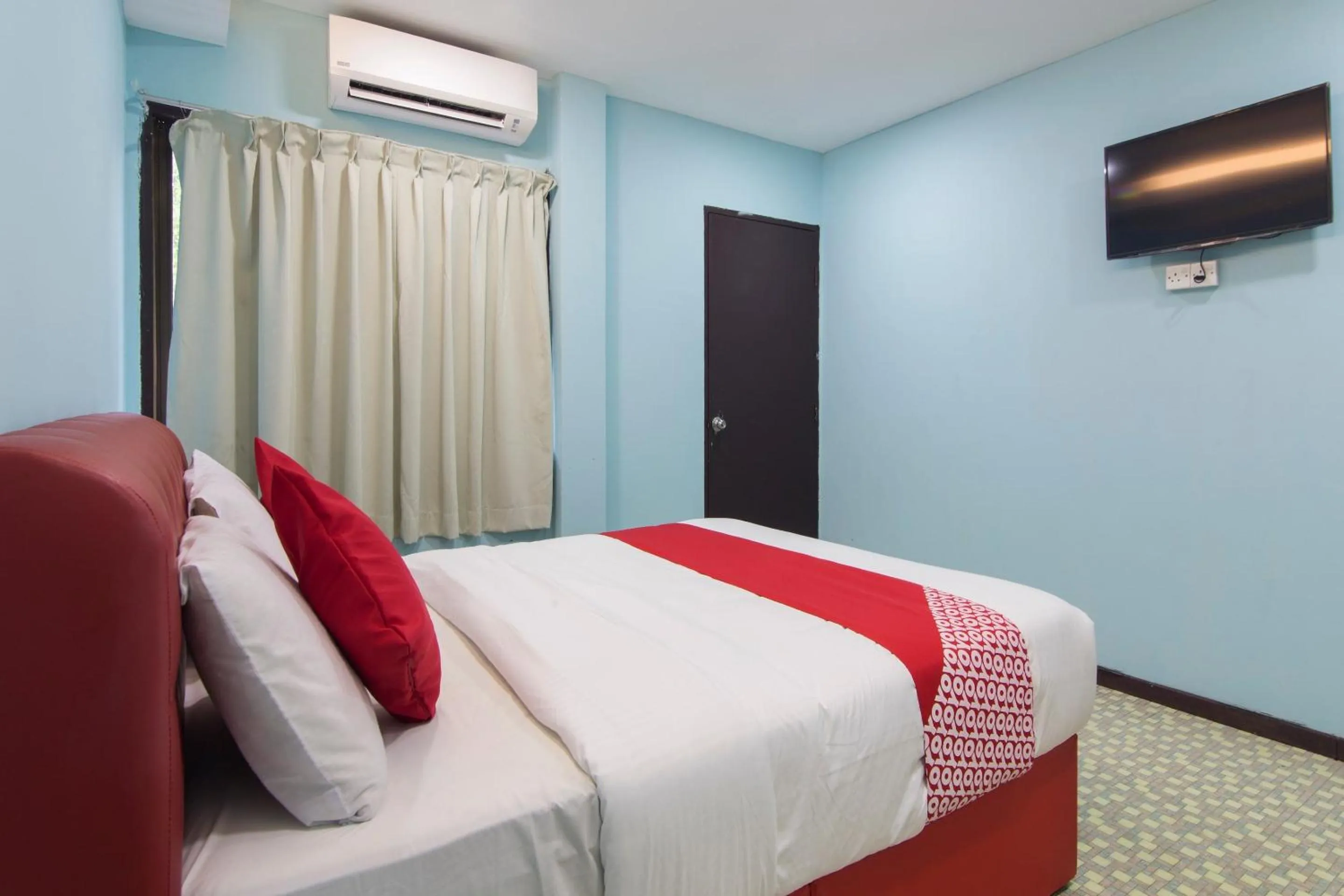 Bedroom, TV/Entertainment Center in OYO 1136 Pd Star Hotel