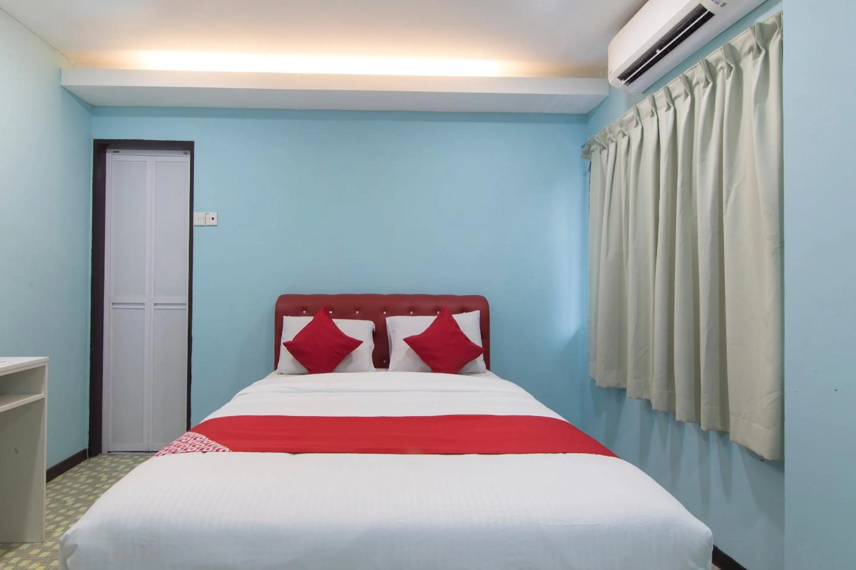 Bedroom in OYO 1136 Pd Star Hotel